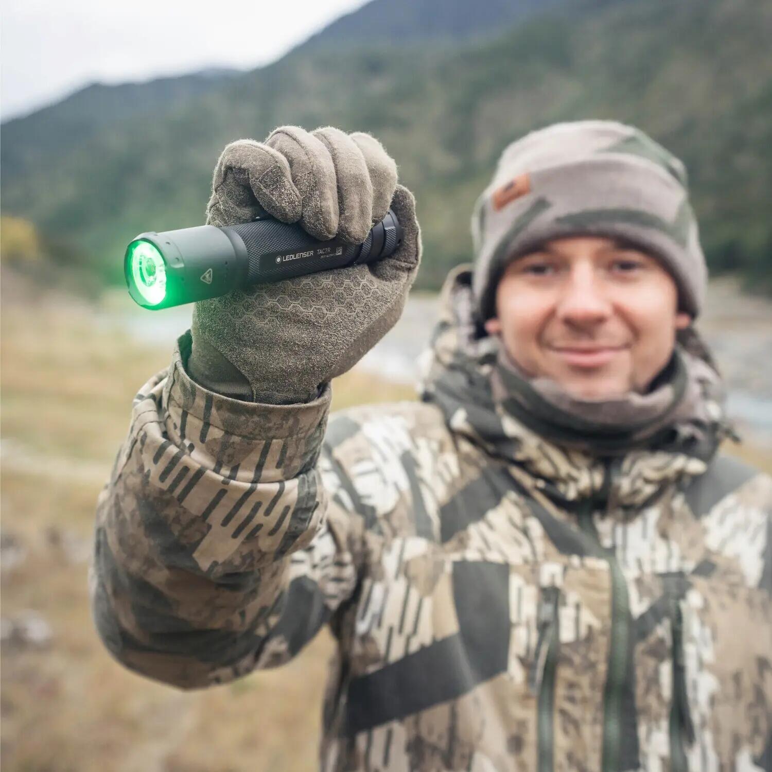 Lampe torche tactique – Chasse, Aventure – 3200lm IP68 370m RGB – TAC7R 9/15