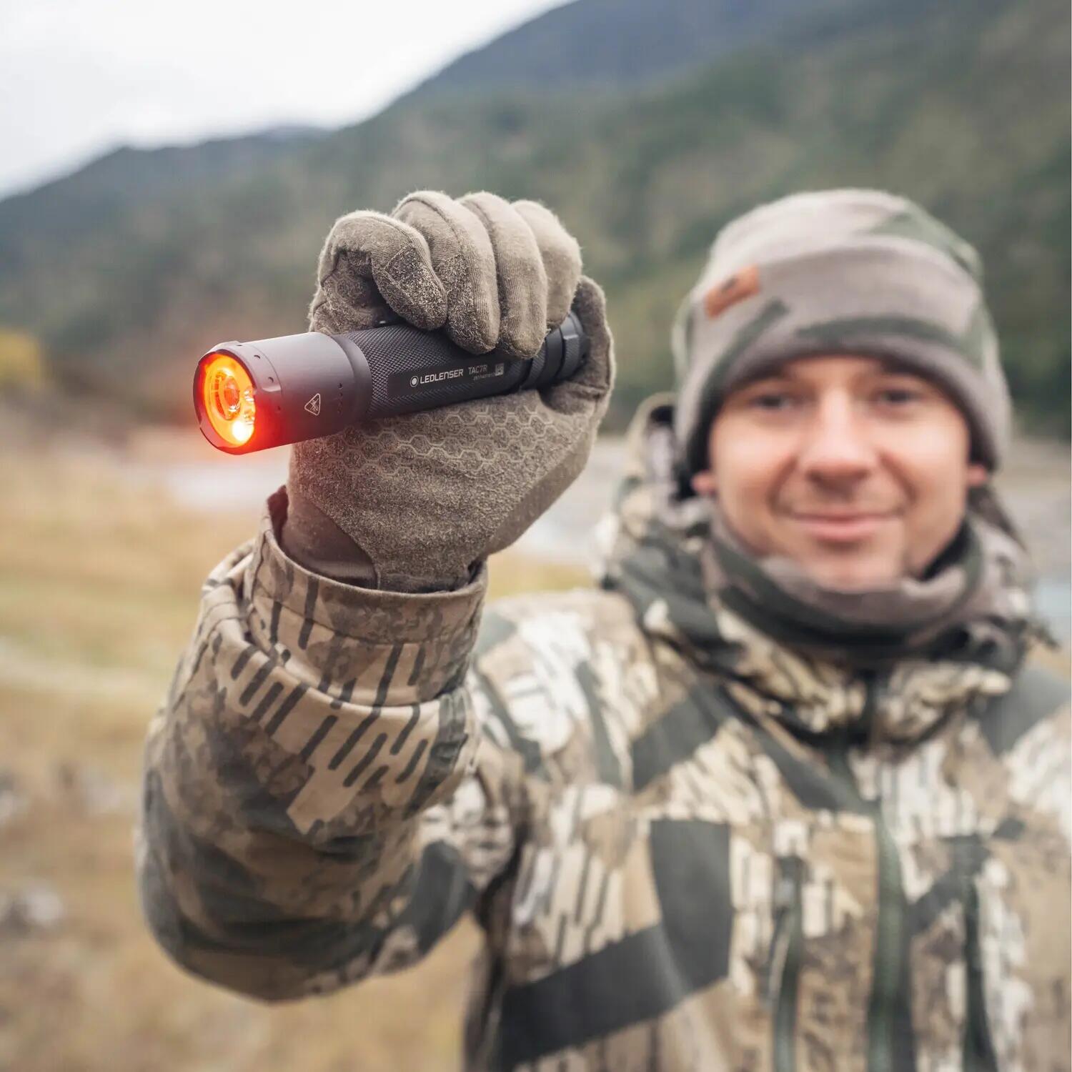 Lampe torche tactique – Chasse, Aventure – 3200lm IP68 370m RGB – TAC7R 8/15