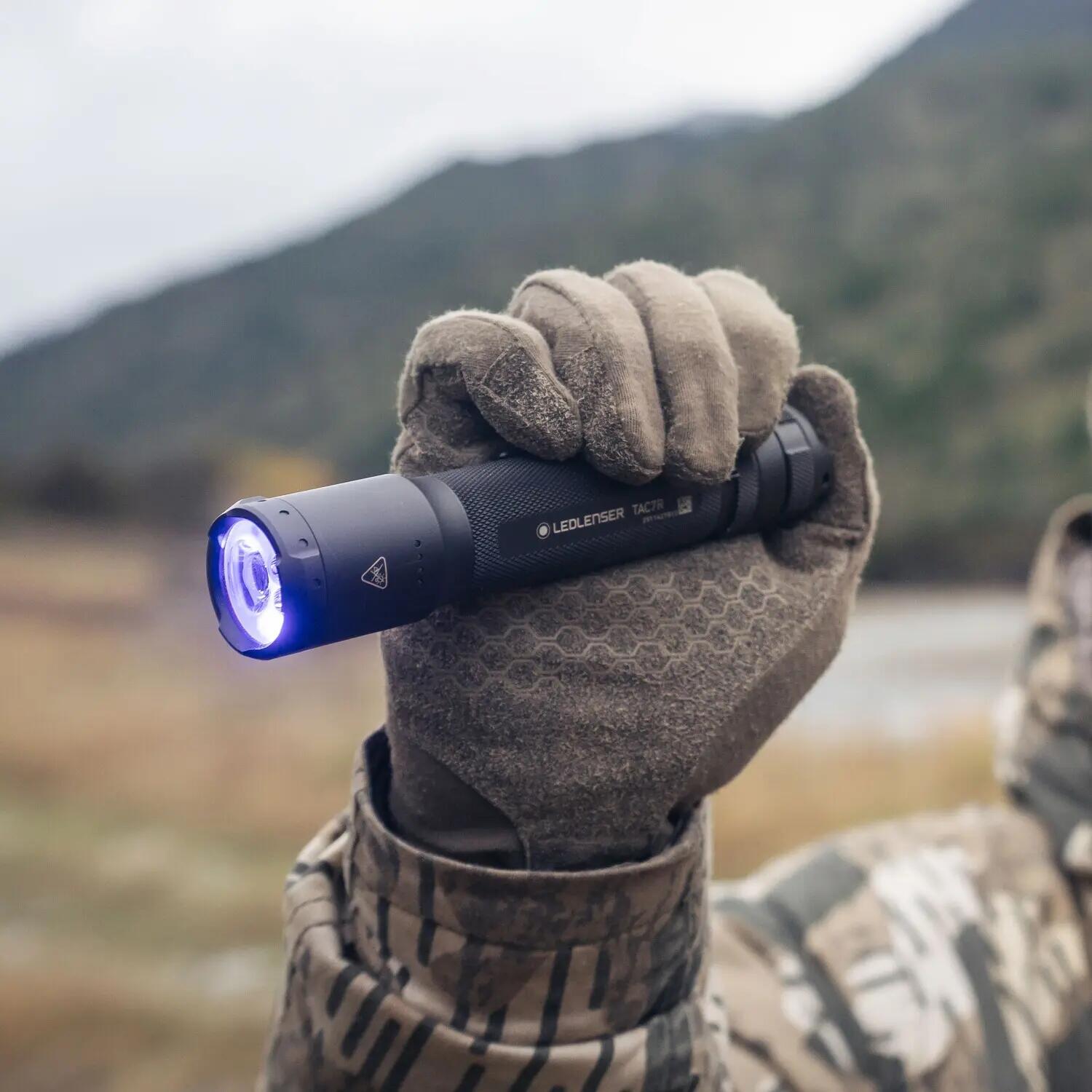 Lampe torche tactique – Chasse, Aventure – 3200lm IP68 370m RGB – TAC7R 10/15