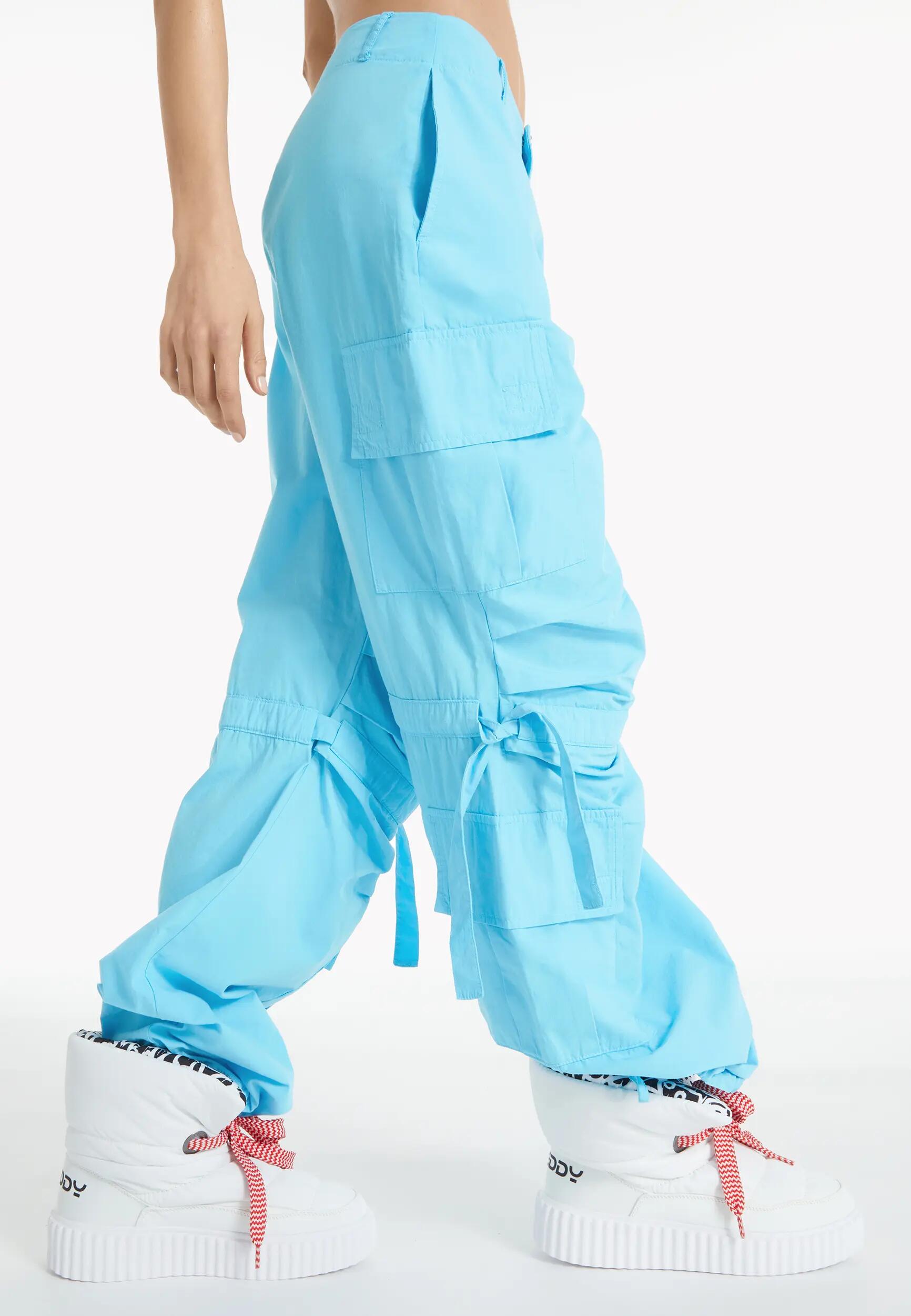 Pantalón cargo con bolsillos dobles y cordón de ajuste intermedio 3/4