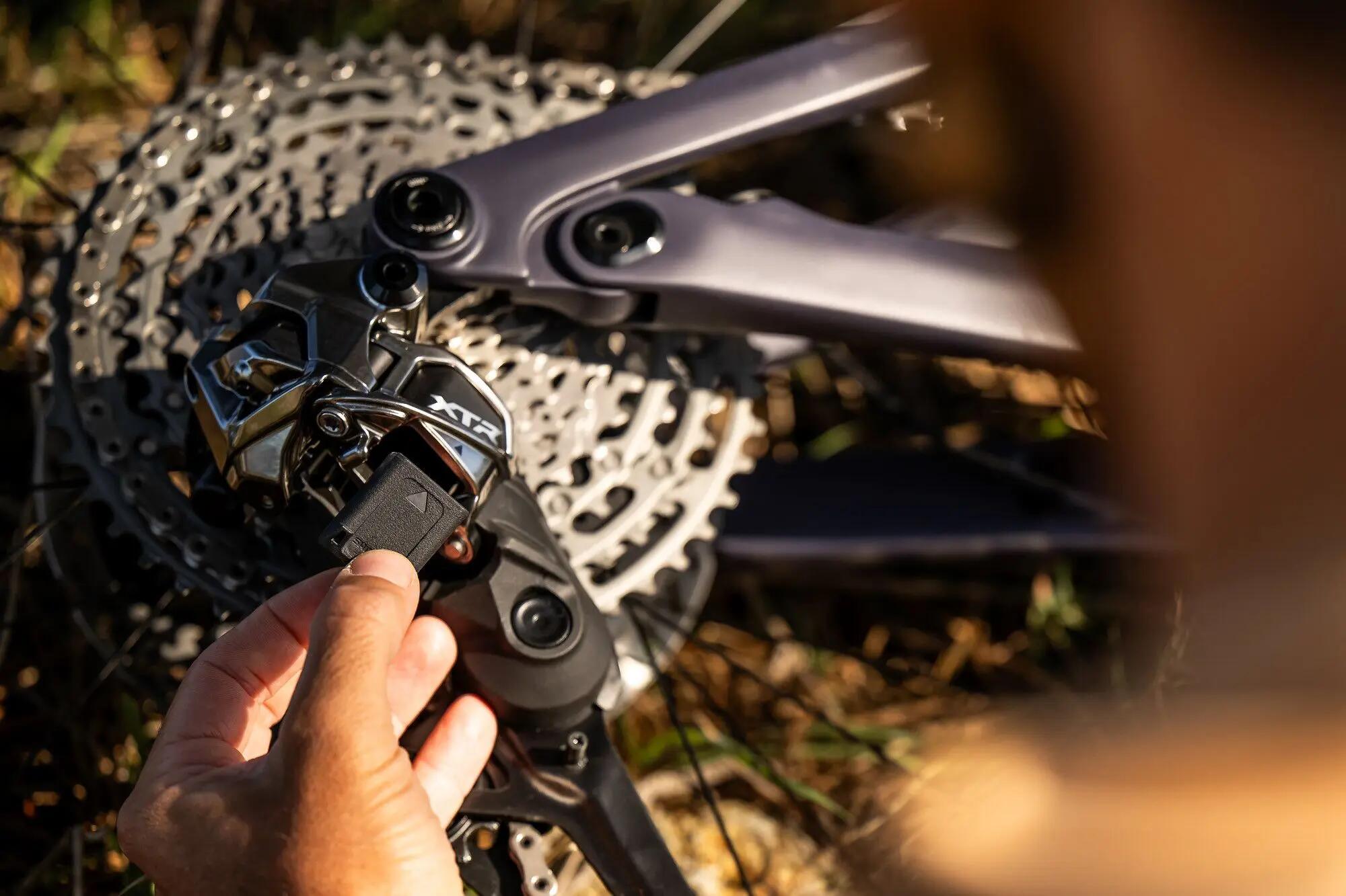 Batterie Shimano Di2 BT-DN320 pour Dérailleur Arrière Sans Fil 2/3
