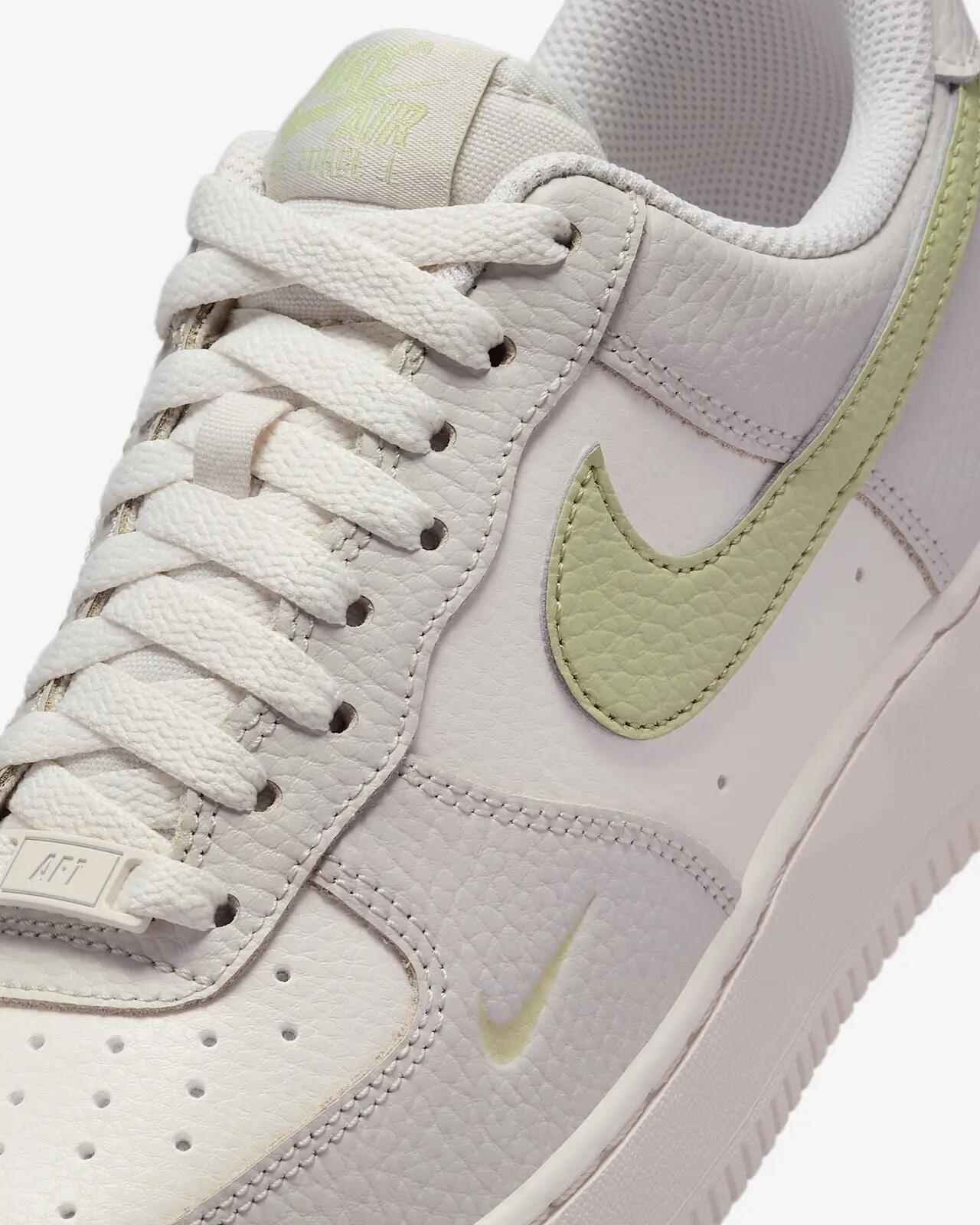 Buty damskie  NIKE AIR FORCE 1 '07 36 7/7