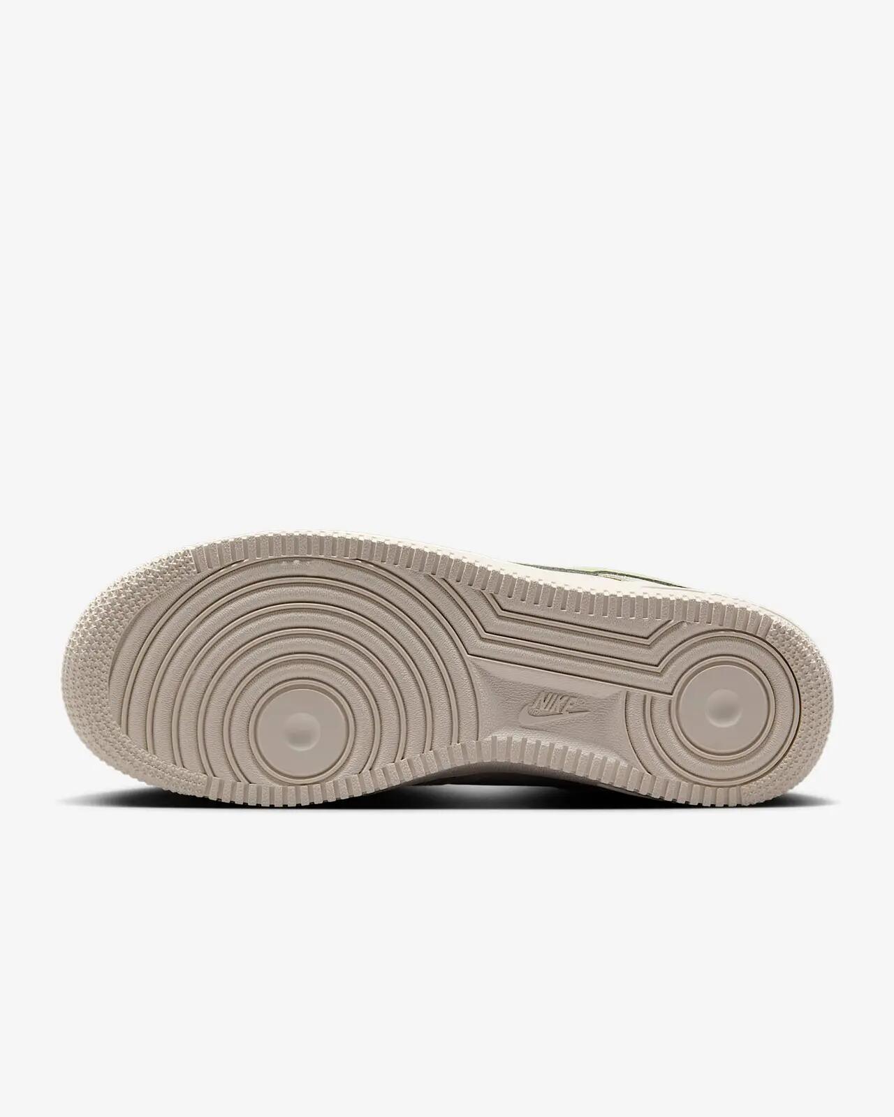 Buty damskie  NIKE AIR FORCE 1 '07 36 5/7