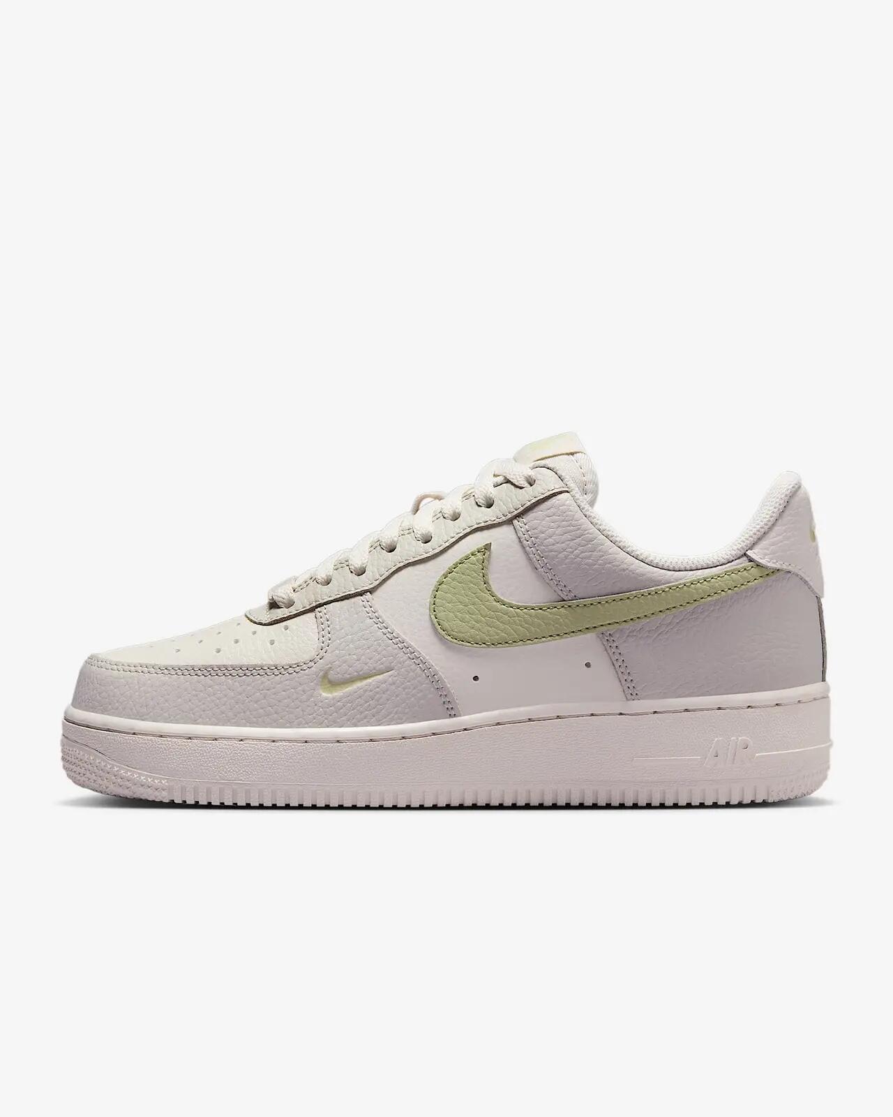 Buty damskie  NIKE AIR FORCE 1 '07 36 3/7
