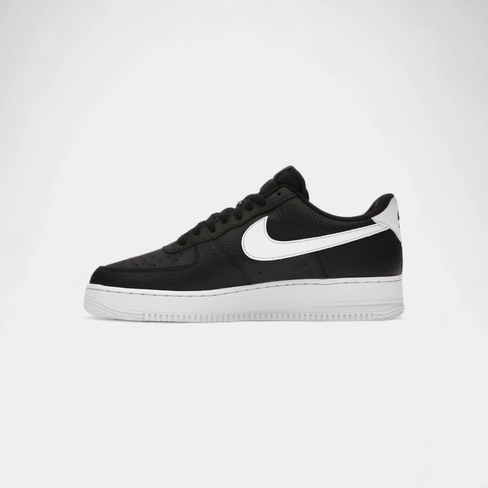 Nike Air Force 1 Low '07 Black White Pebbled Leather 4/5