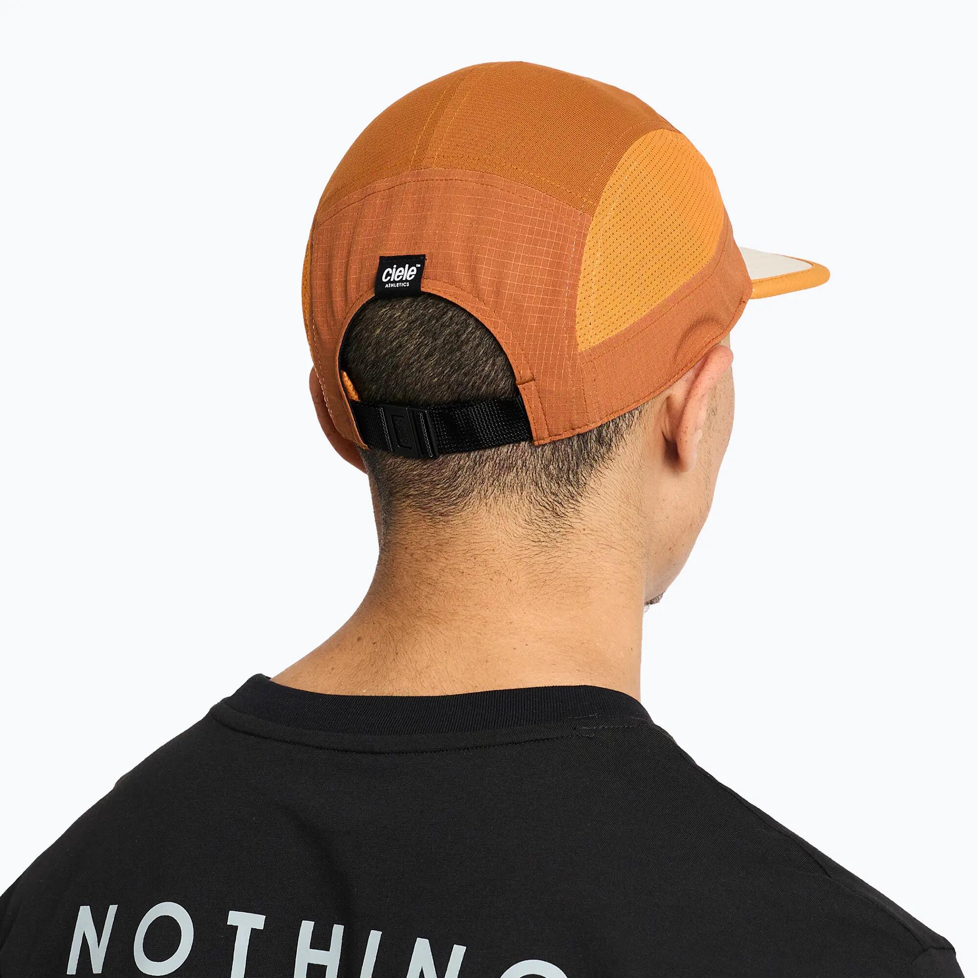 Casquette à visière Ciele Athletics GOCap Field Iconic Bar ginger bread/sunset 5/7