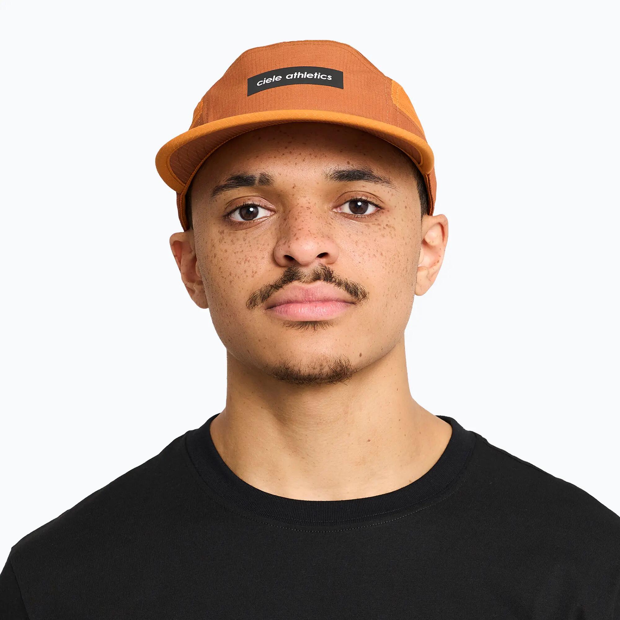 Casquette à visière Ciele Athletics GOCap Field Iconic Bar ginger bread/sunset 4/7