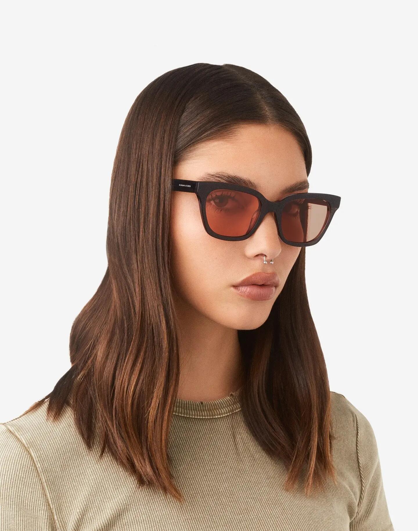 HAWKERS - Lunettes de soleil pour homme et femme OASIS - DARK GREY SANDSTONE 8/10