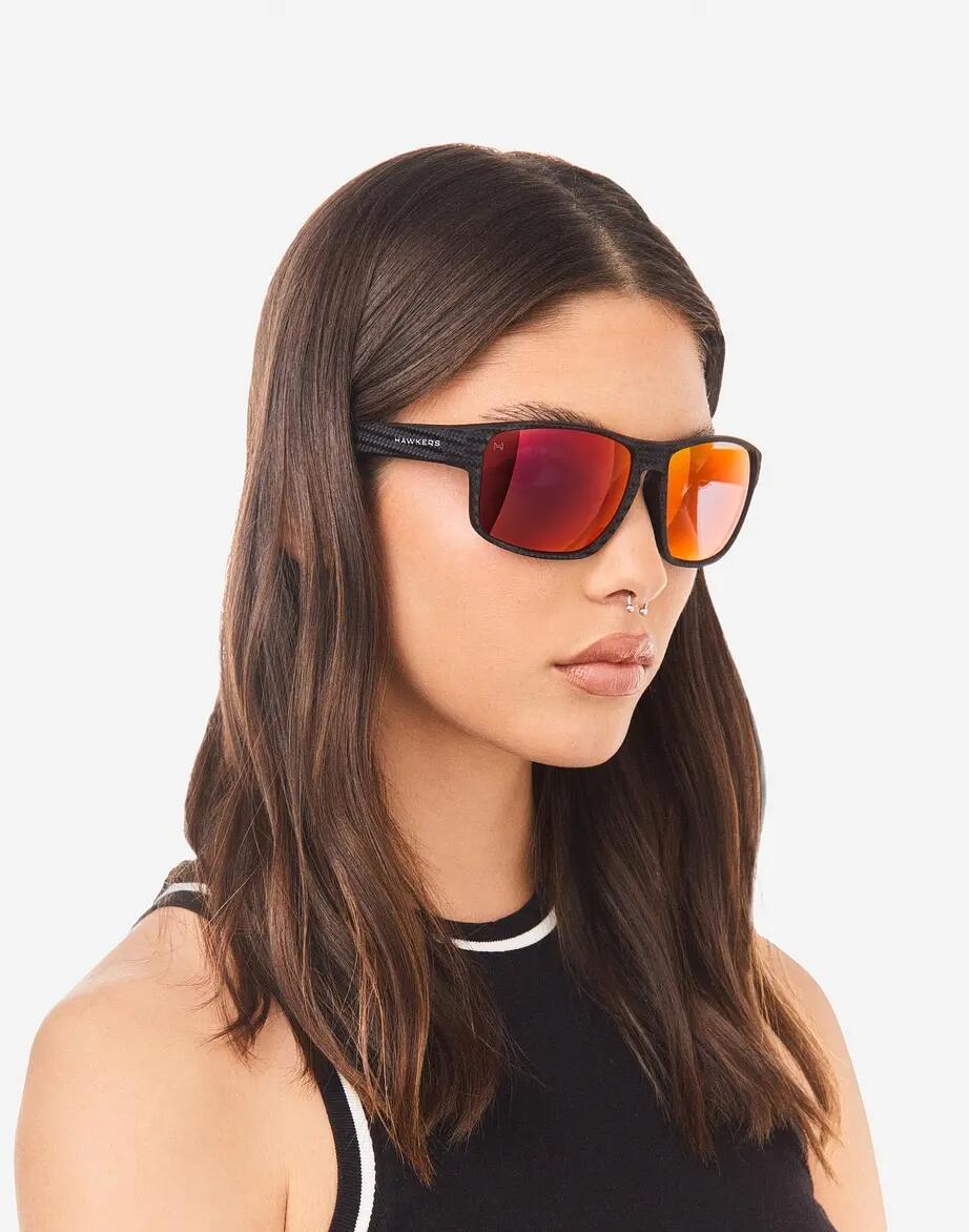 HAWKERS - Zonnebril voor mannen en vrouwen FASTER RAW CARBON BLACK RUBY 6/7