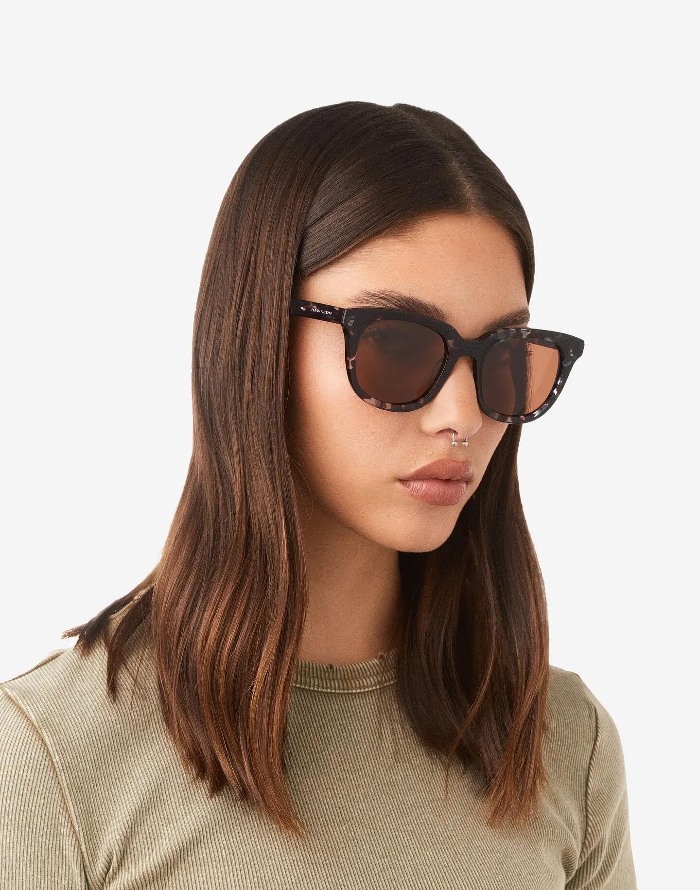 HAWKERS - Lunettes de soleil pour homme et femme OASIS - BLUE CAREY BROWN 8/10