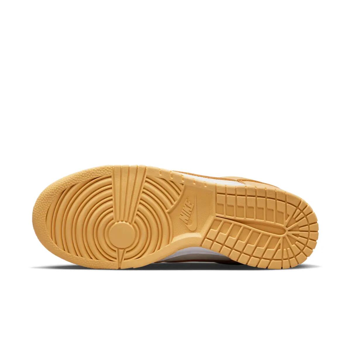 Chaussures  Dunk Low LX “Gold Suede” 3/6