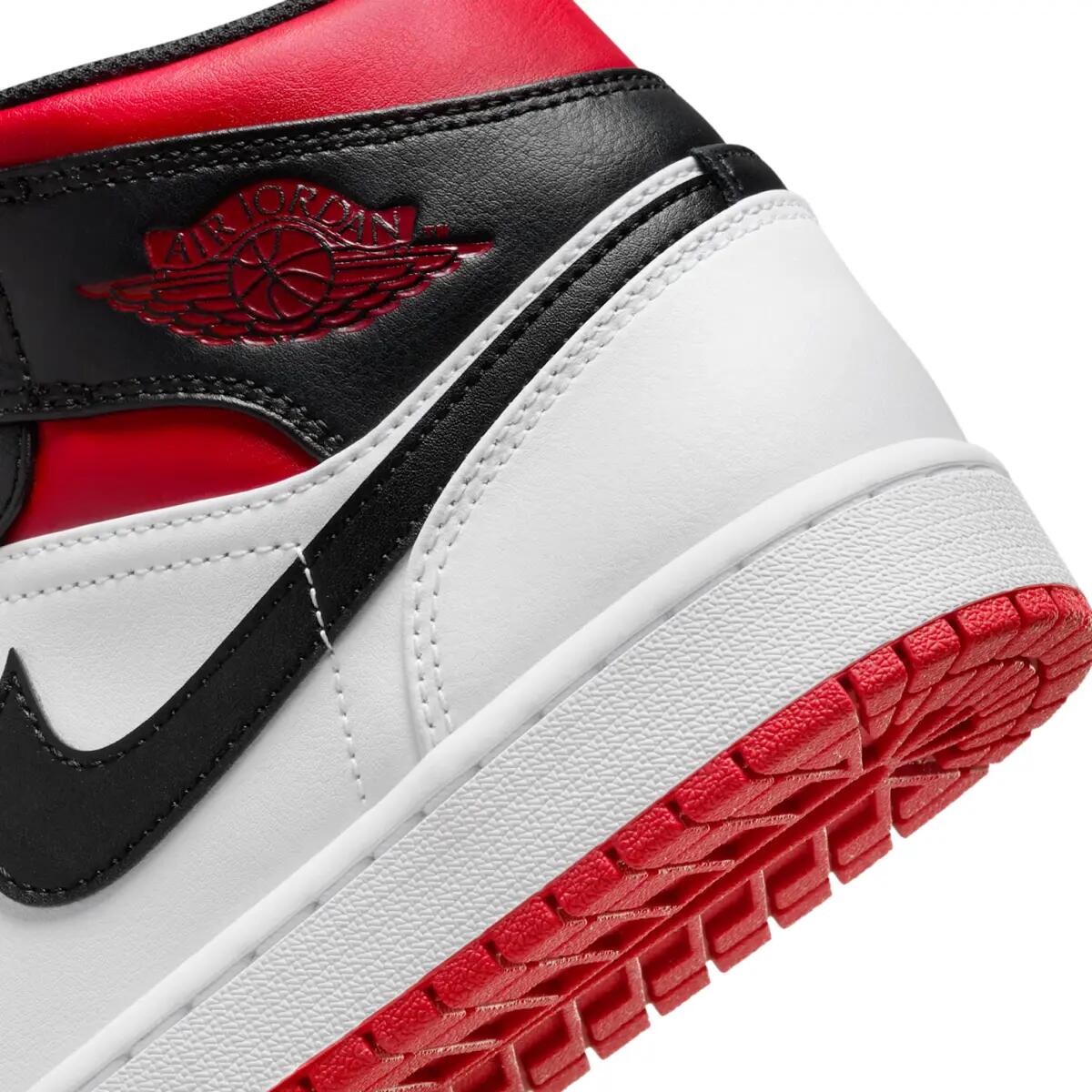 Chaussures  1 Mid Black Toe Medium Red Collar 5/6