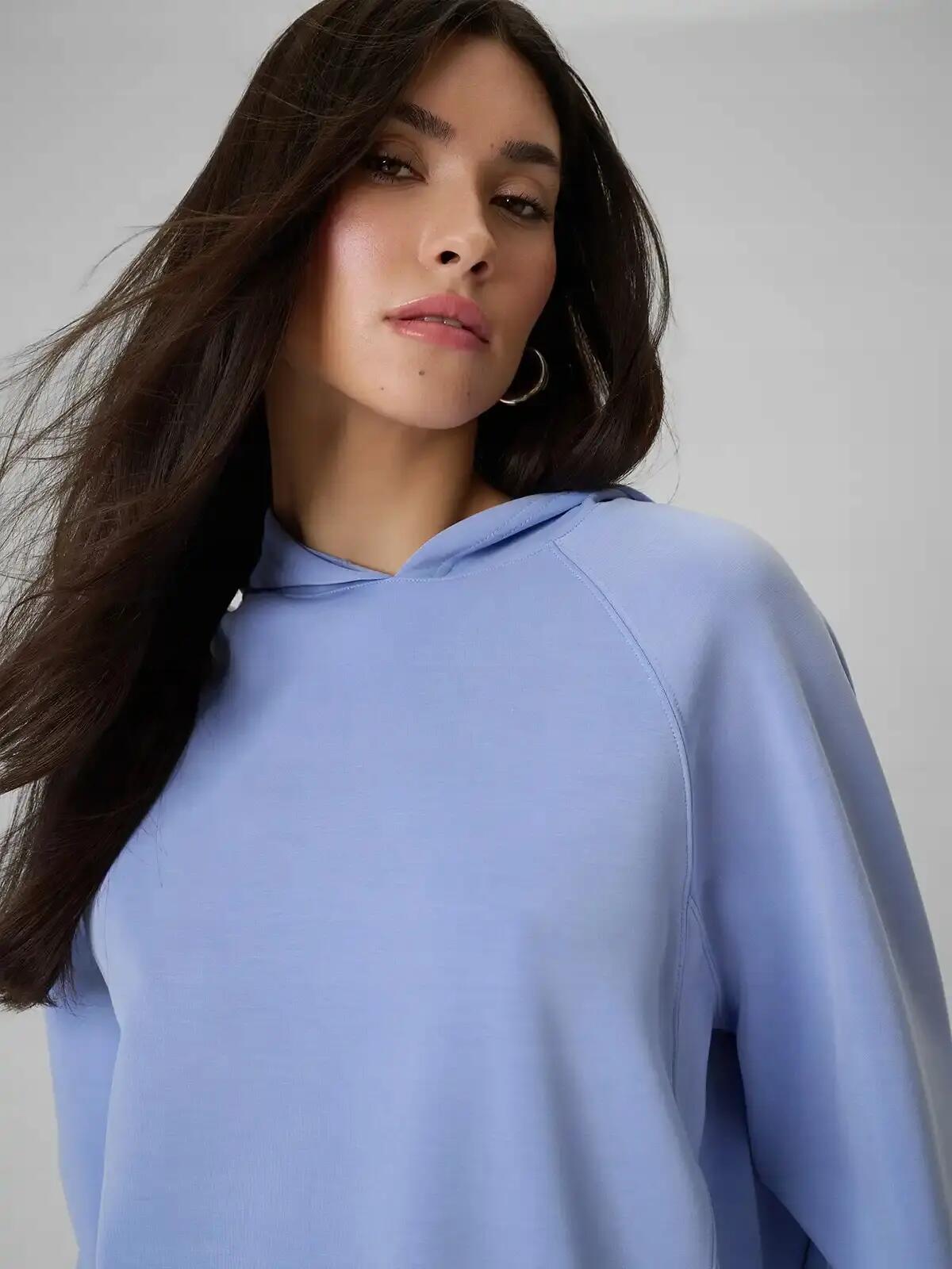 BLUZA DAMSKA 4F DRESOWA NIEROZPINANA Z KAPTUREM Z MODALEM KOLOR NIEBIESKI 6/12