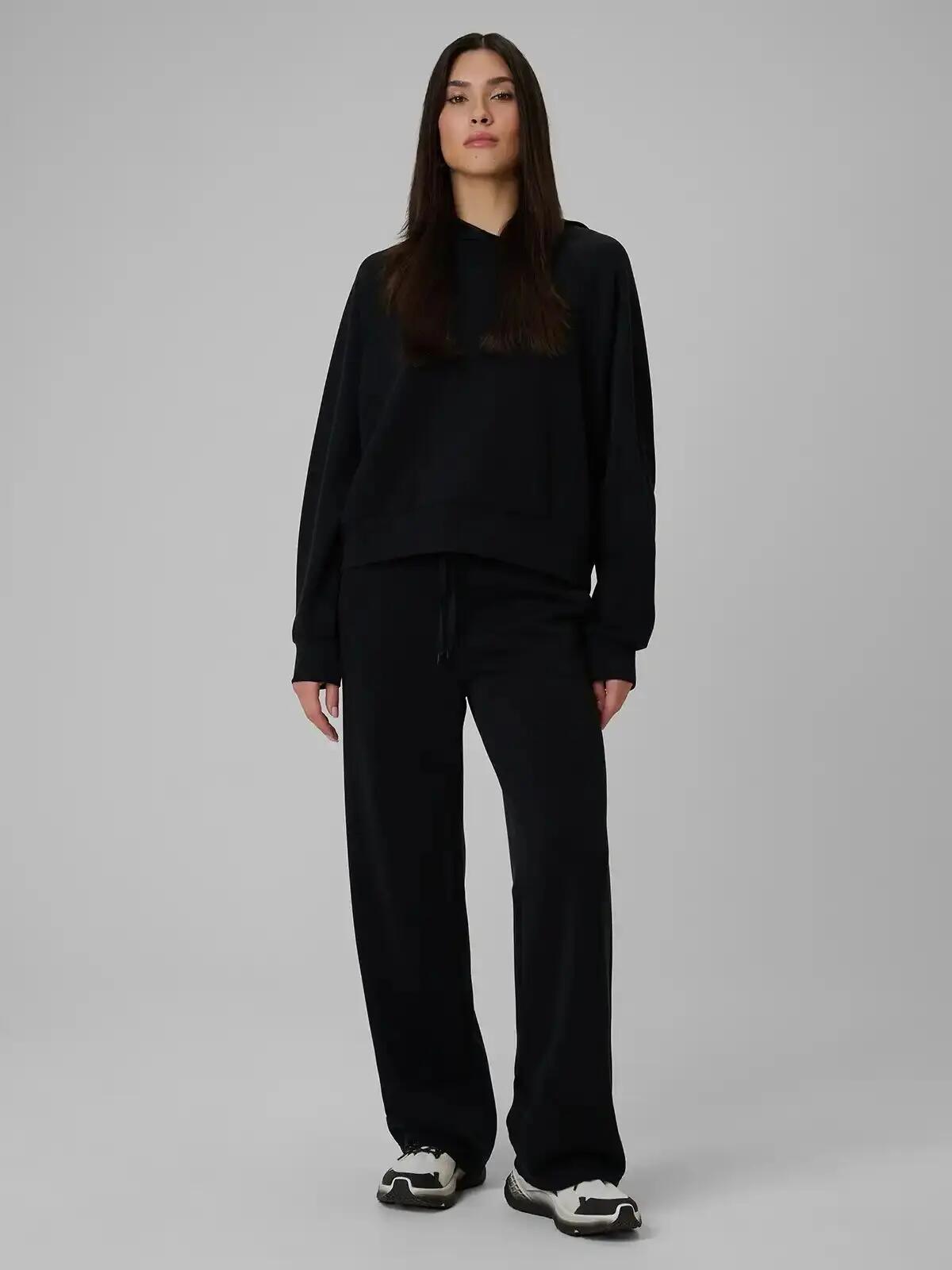 BLUZA DAMSKA 4F DRESOWA NIEROZPINANA Z KAPTUREM Z MODALEM KOLOR CZARNY 7/10