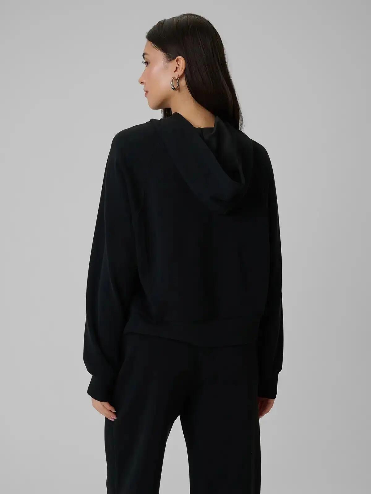BLUZA DAMSKA 4F DRESOWA NIEROZPINANA Z KAPTUREM Z MODALEM KOLOR CZARNY 4/10