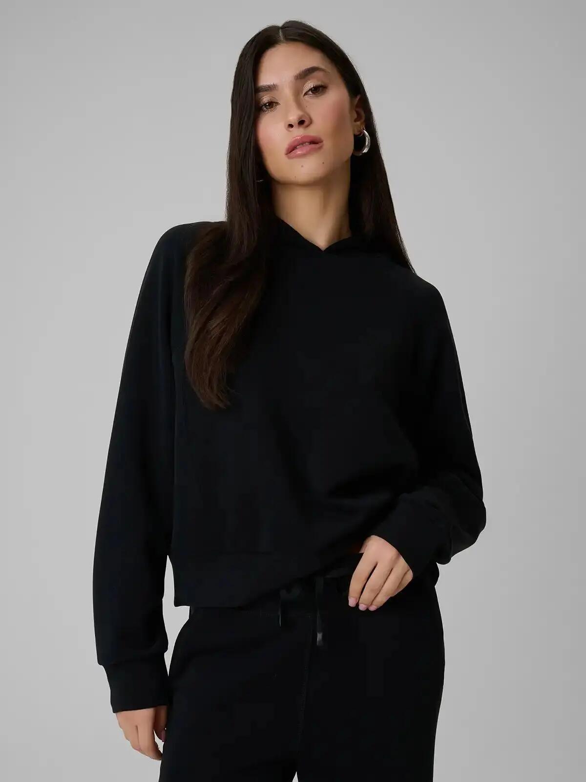 BLUZA DAMSKA 4F DRESOWA NIEROZPINANA Z KAPTUREM Z MODALEM KOLOR CZARNY 2/10