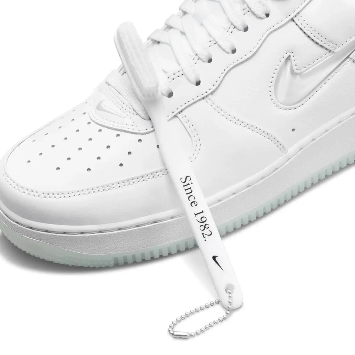 Lifestyle - Shoes - Low-top Air Force 1 '07 Retro - Triple White 6/6
