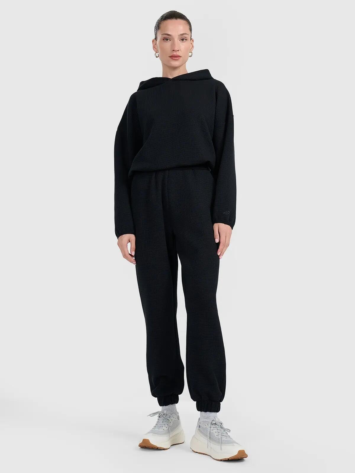 BLUZA DAMSKA DRESOWA 4F Z DZIANINY O SPLOCIE WAFLOWYM TSWSF1847  KOLOR CZARNY 7/12