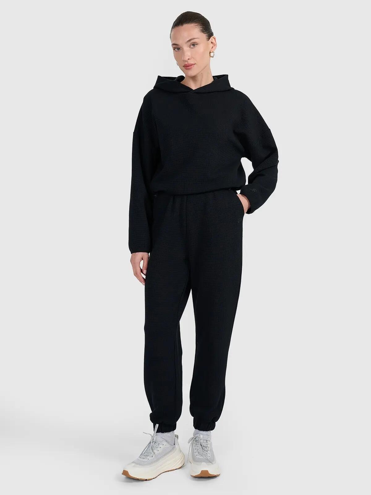 BLUZA DAMSKA DRESOWA 4F Z DZIANINY O SPLOCIE WAFLOWYM TSWSF1847  KOLOR CZARNY 2/12