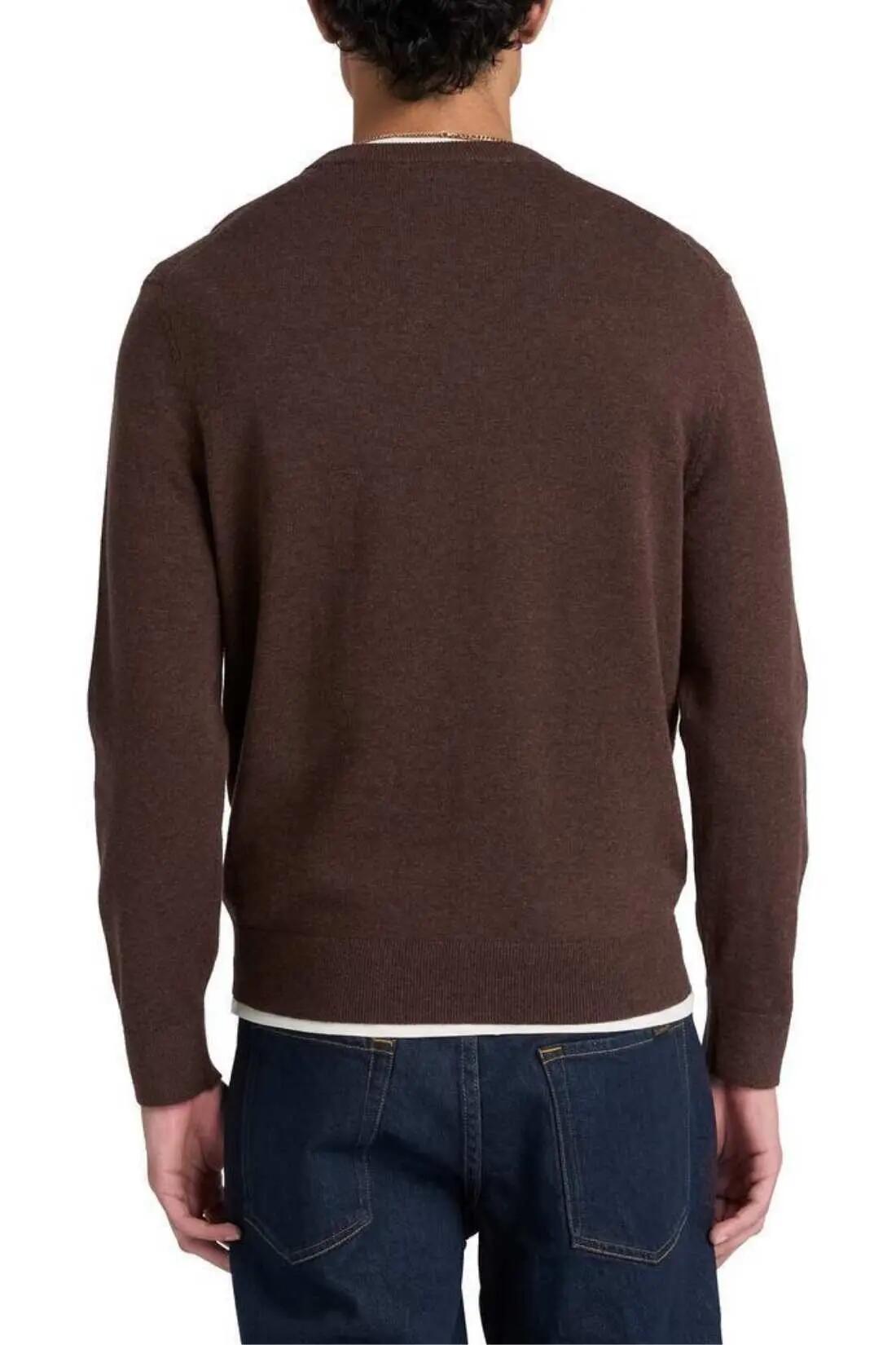 pull - lifestyle - homme - col rond, manches longues, logo brodé - marron 3/3