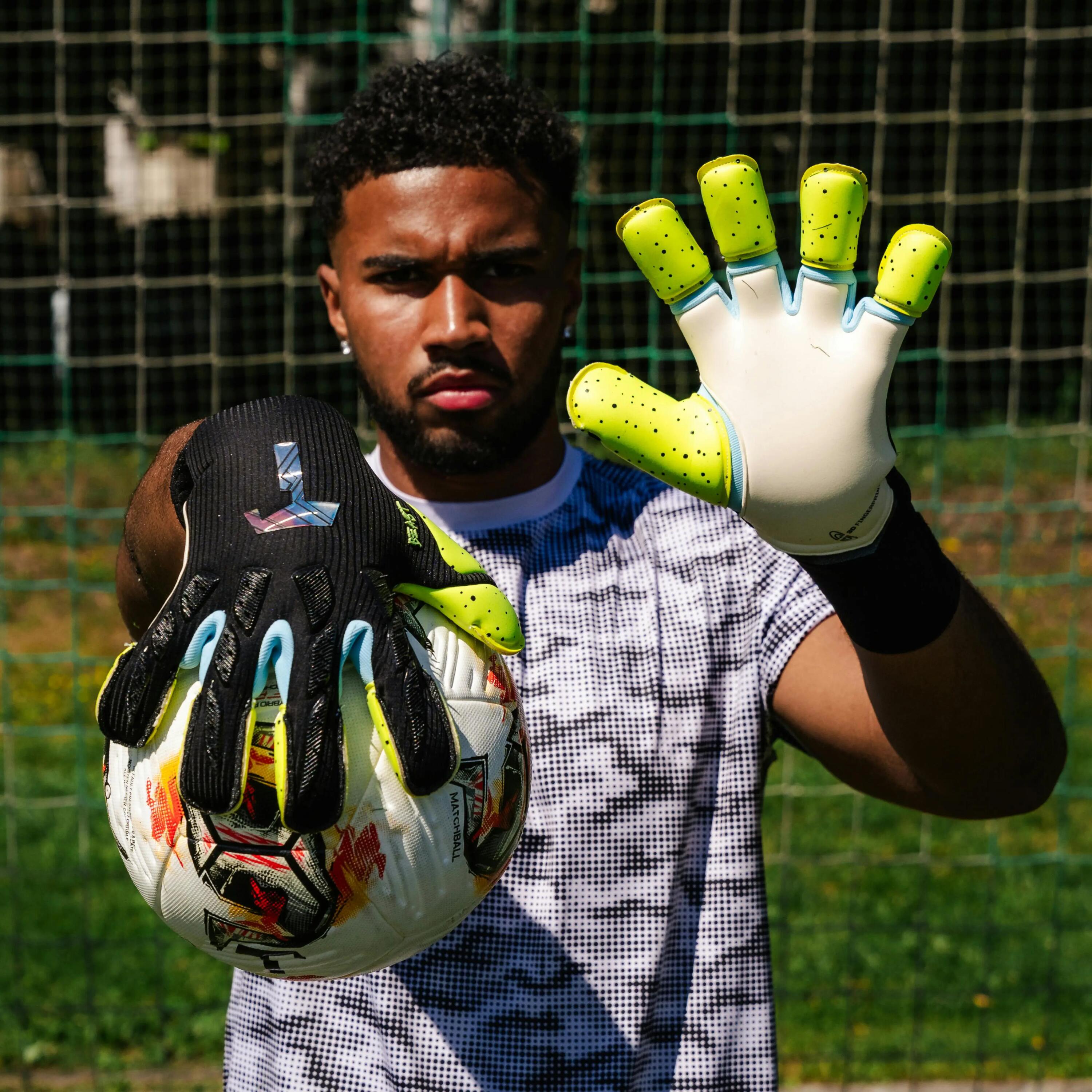 T1TAN BEAST 4.0 Electric Yellow Gants de Gardien de But, Taille 6 3/10