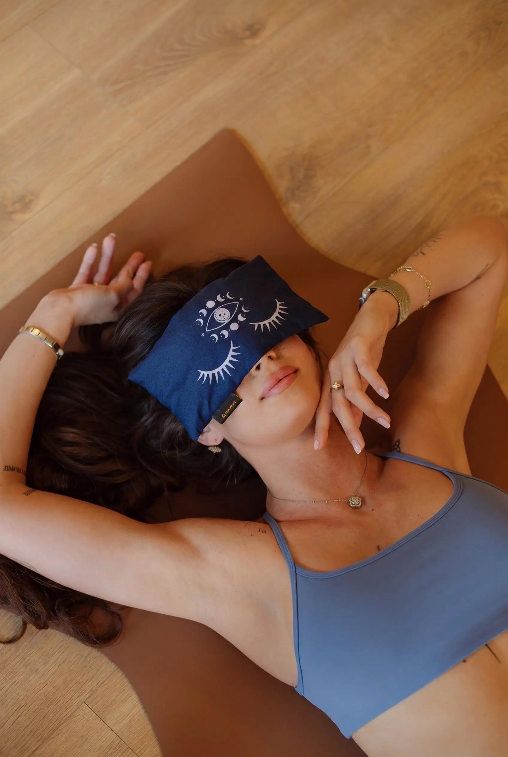 Poduszka na oczy Moonholi Girl's Gotta Relax z siemieniem lnianym i lawendą 2/3