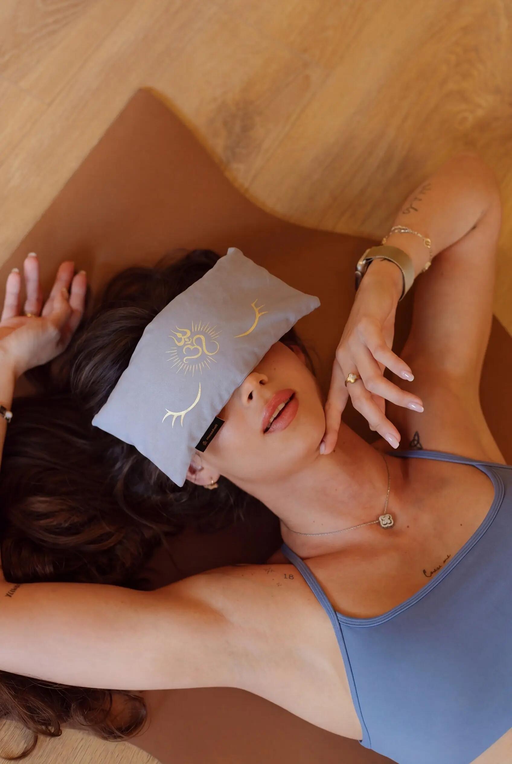 Poduszeczka na oczy Moonholi Girl's Gotta Relax z siemieniem lnianym i lawendą 2/3