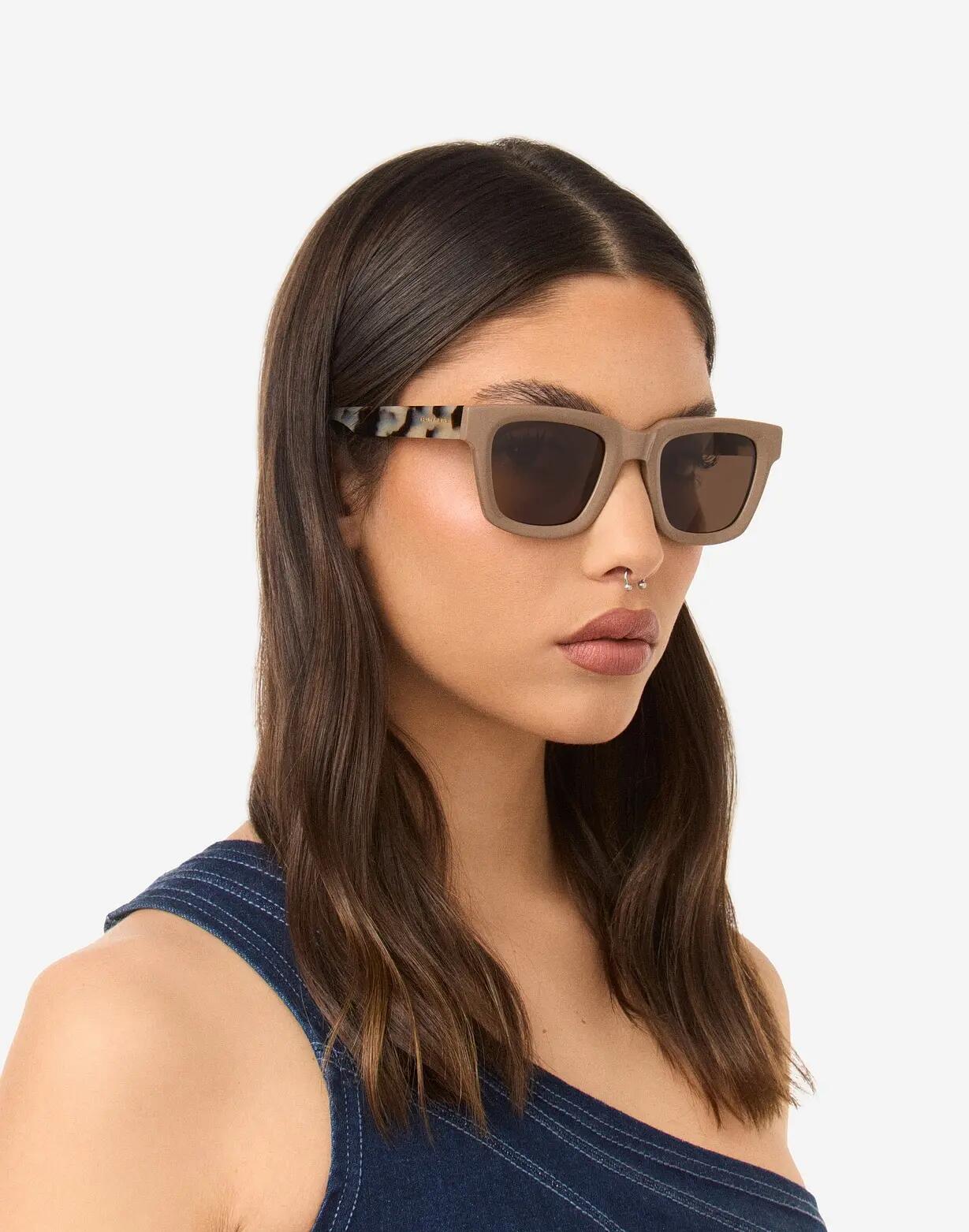 HAWKERS - Zonnebrillen voor Mannen en Vrouwen ONE UPTOWN - BROWN OLIVE 8/10
