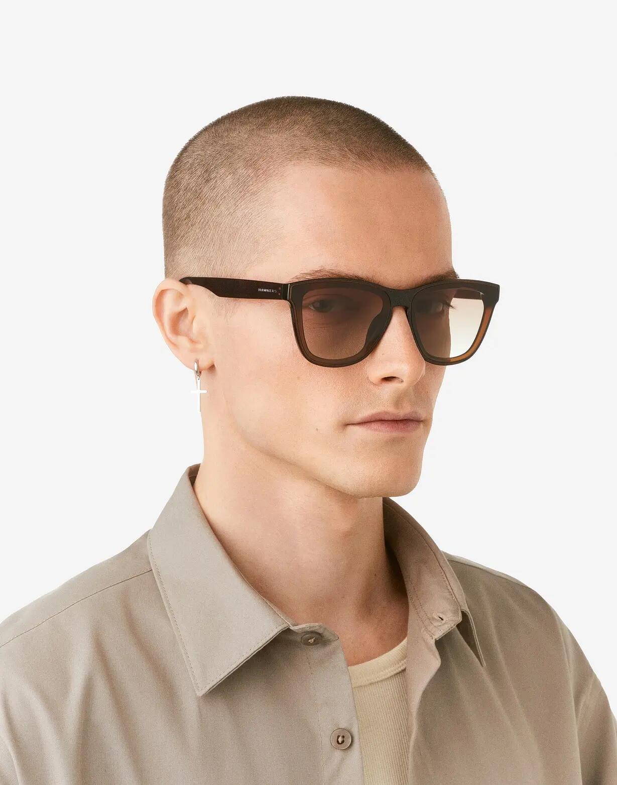 HAWKERS - Lunettes de soleil pour homme et femme DOWNTOWN MAX - BROWN 8/9