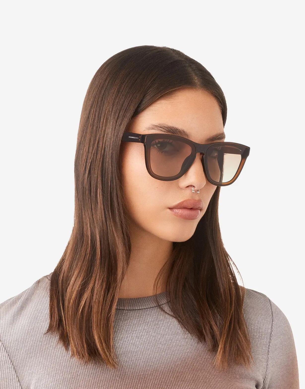 HAWKERS - Lunettes de soleil pour homme et femme DOWNTOWN MAX - BROWN 7/9