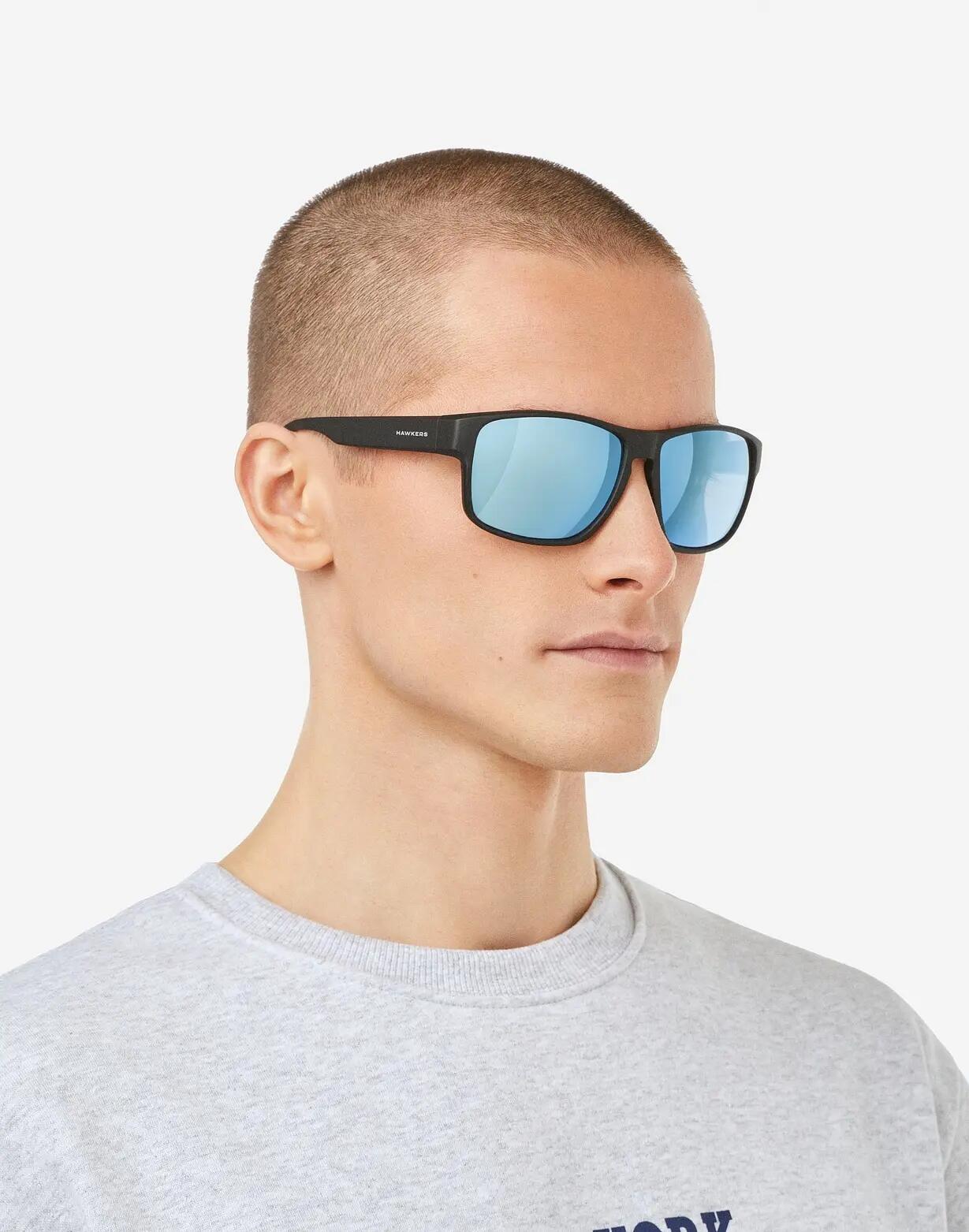 HAWKERS - Zonnebrillen voor Mannen en Vrouwen BLUE POLARIZED  - FASTER Raw 8/9