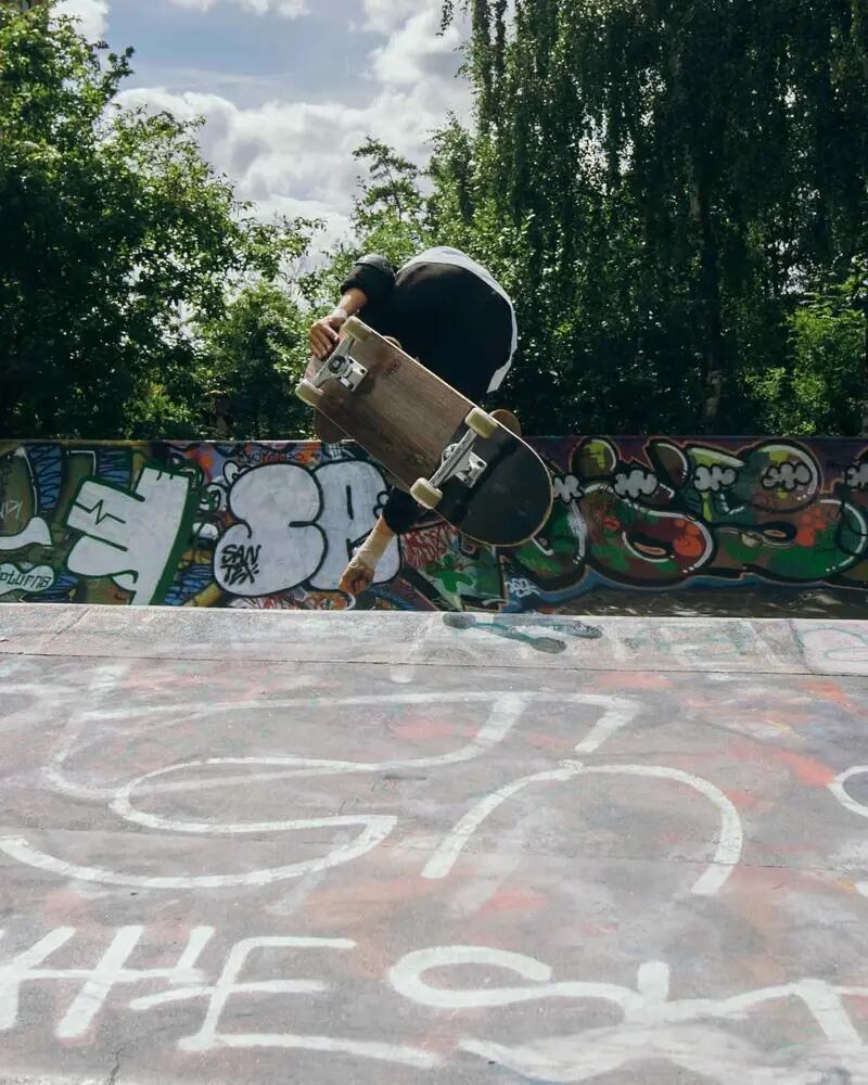 Skateboard complet NKX Progression noir 8 pouces avec plateau de 8 pouces. 3/4