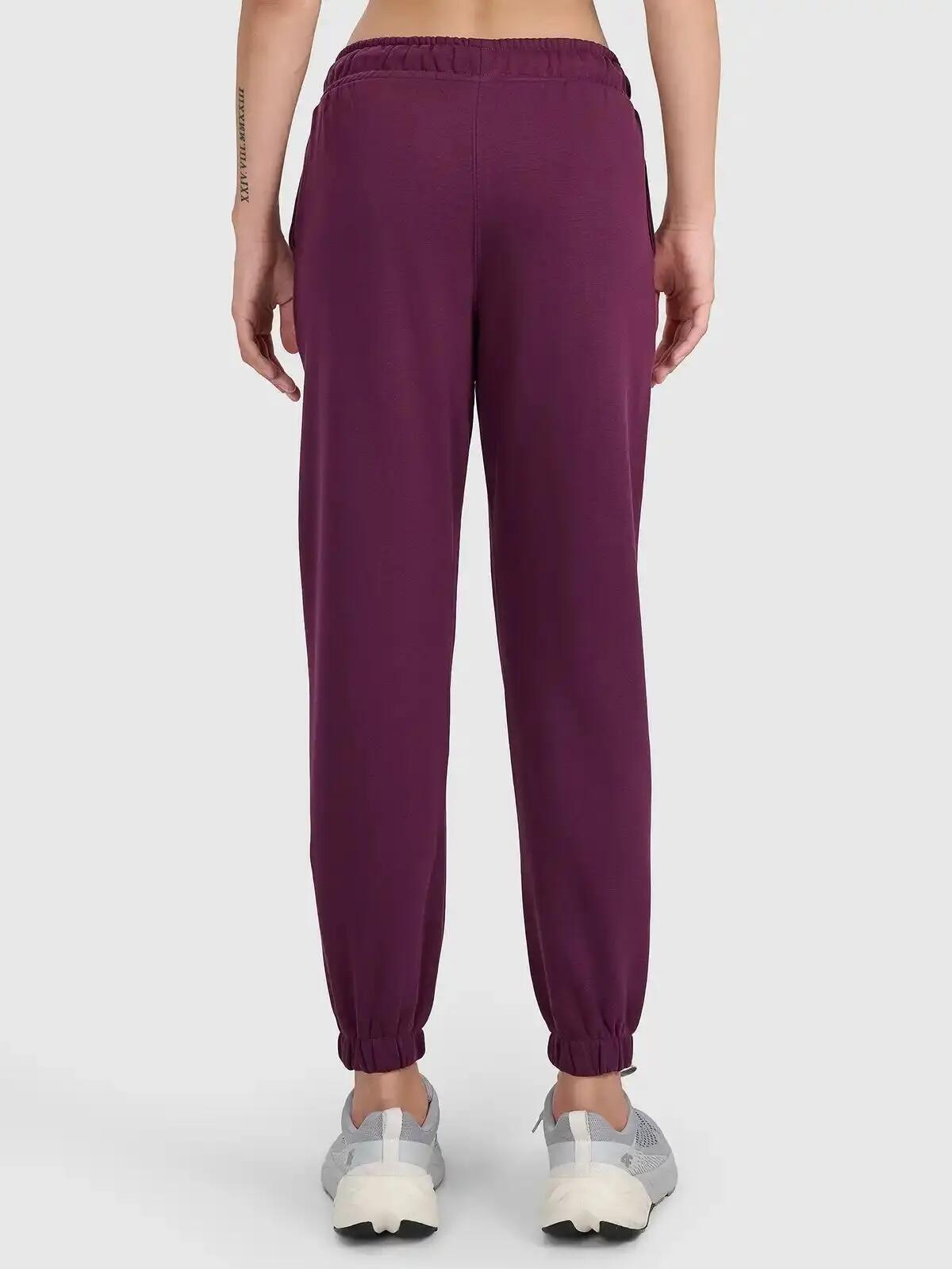 SPODNIE DAMSKIE DRESOWE 4F JOGGERY SPORTOWE BASIC   CZERWONE 3/4