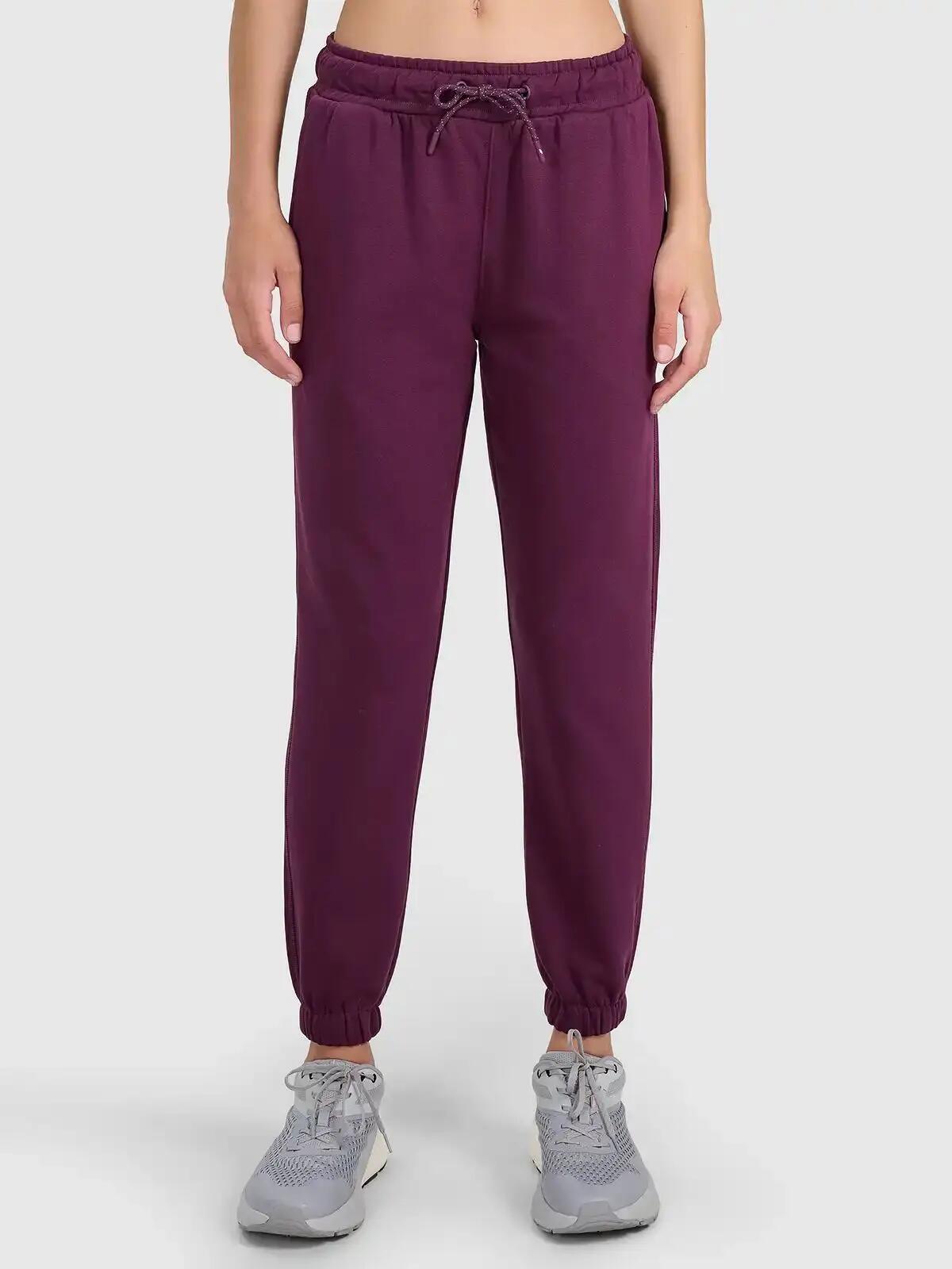 SPODNIE DAMSKIE DRESOWE 4F JOGGERY SPORTOWE BASIC   CZERWONE 2/4