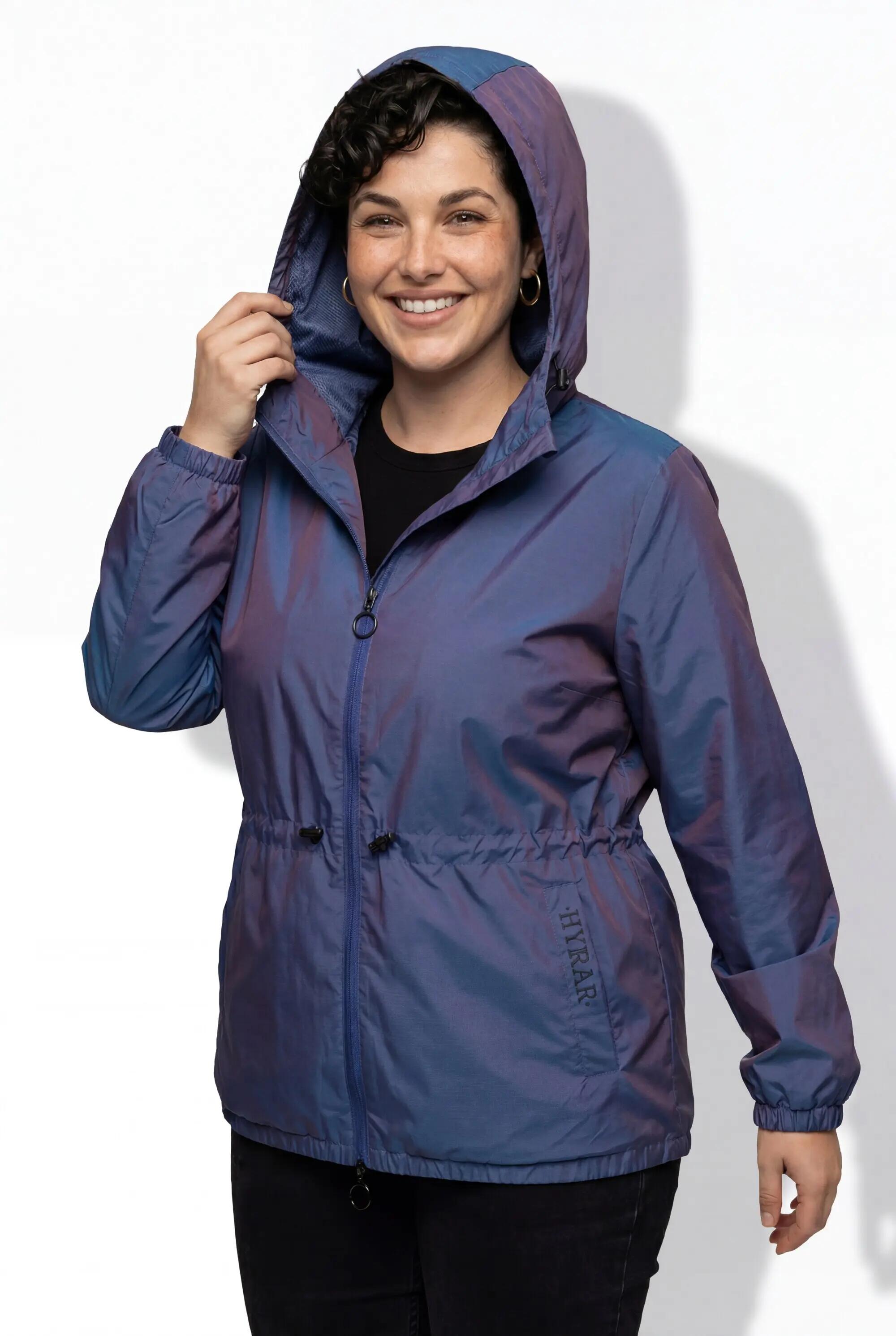 Femme Veste technique capuche matière déperlante et chatoyante 10/13