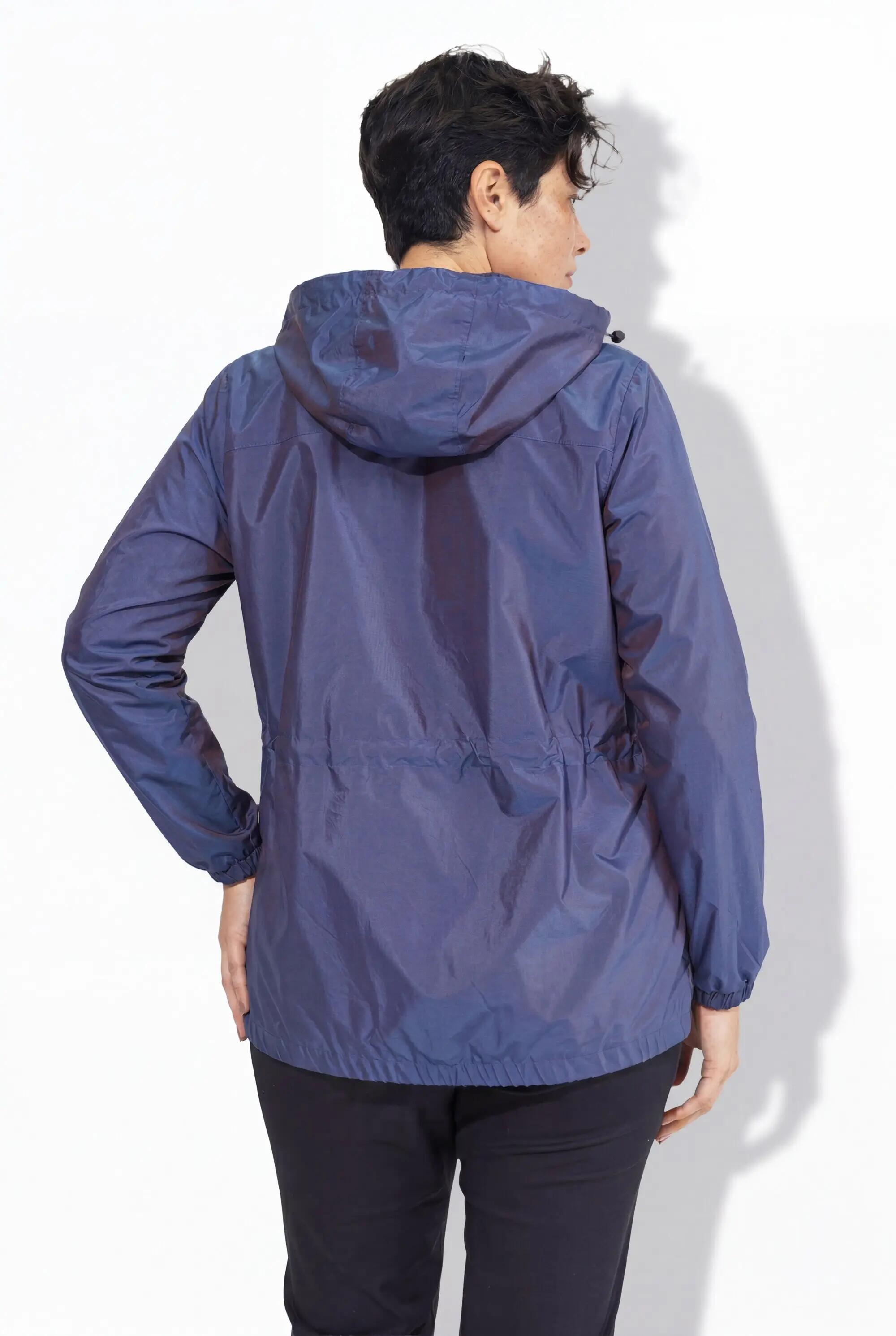 Femme Veste technique capuche matière déperlante et chatoyante 8/13