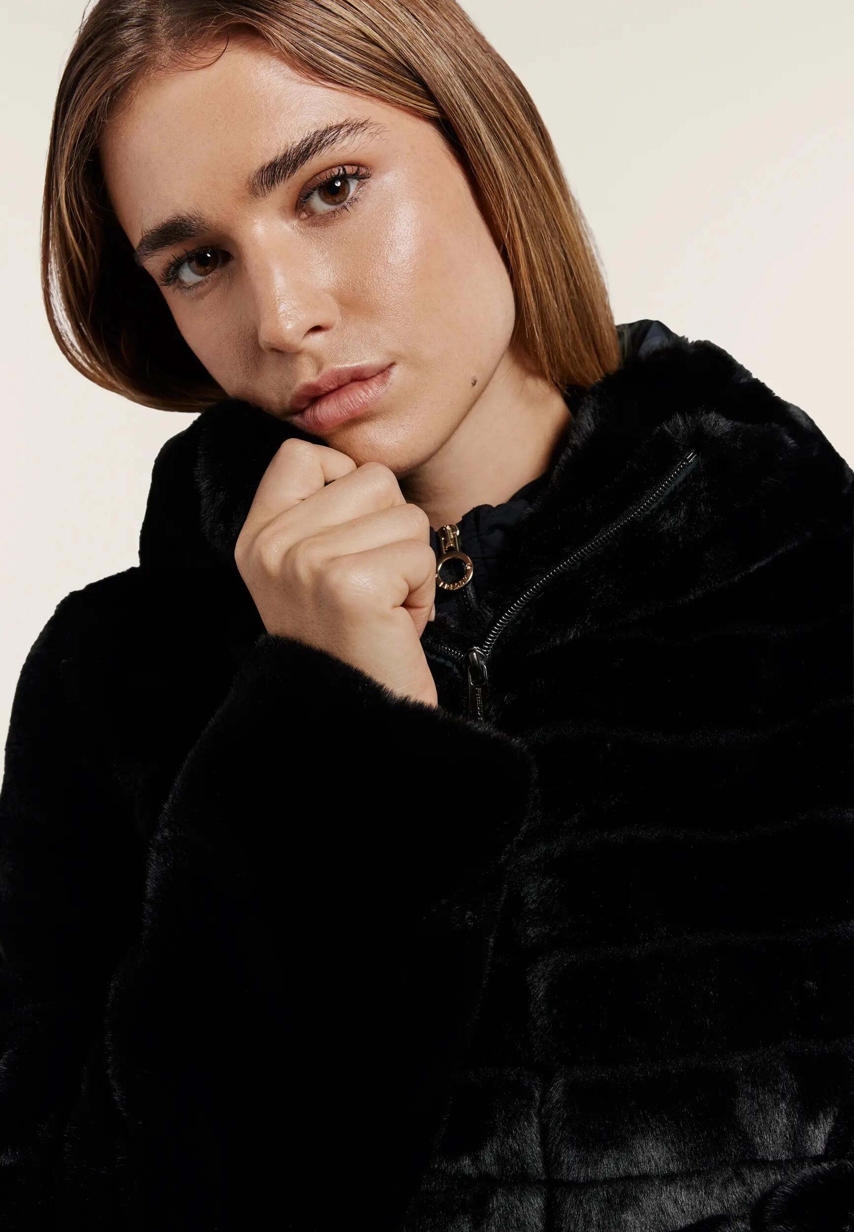 Veste à capuche en fourrure synthétique à effet rayé 4/6