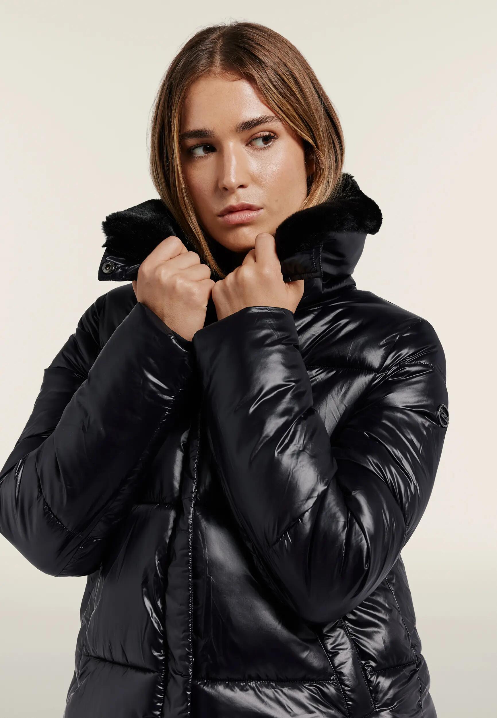 Veste matelassée en tissu brillant avec col en fourrure 4/6