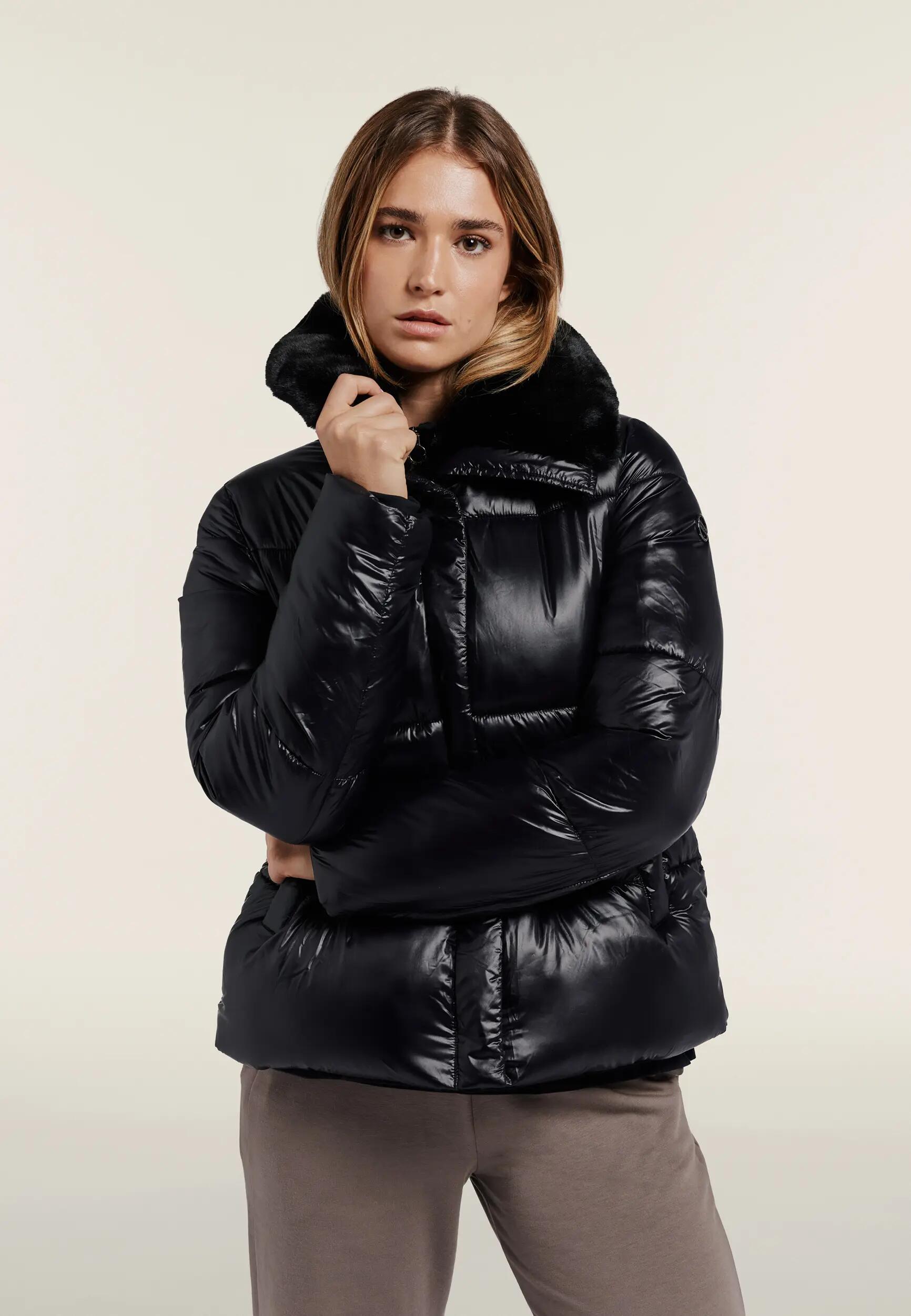 Veste matelassée en tissu brillant avec col en fourrure 2/6