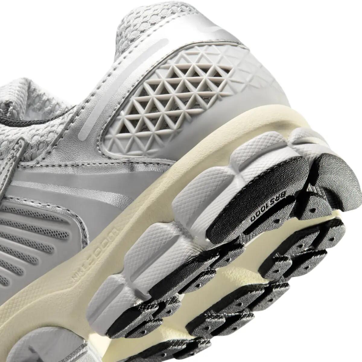 Zapatillas de correr Nike Zoom Vomero 5 Gris Fog/Chrome 5/6