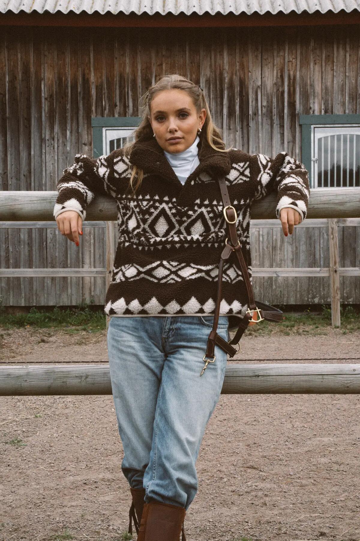 POMME EQUESTRIAN picture