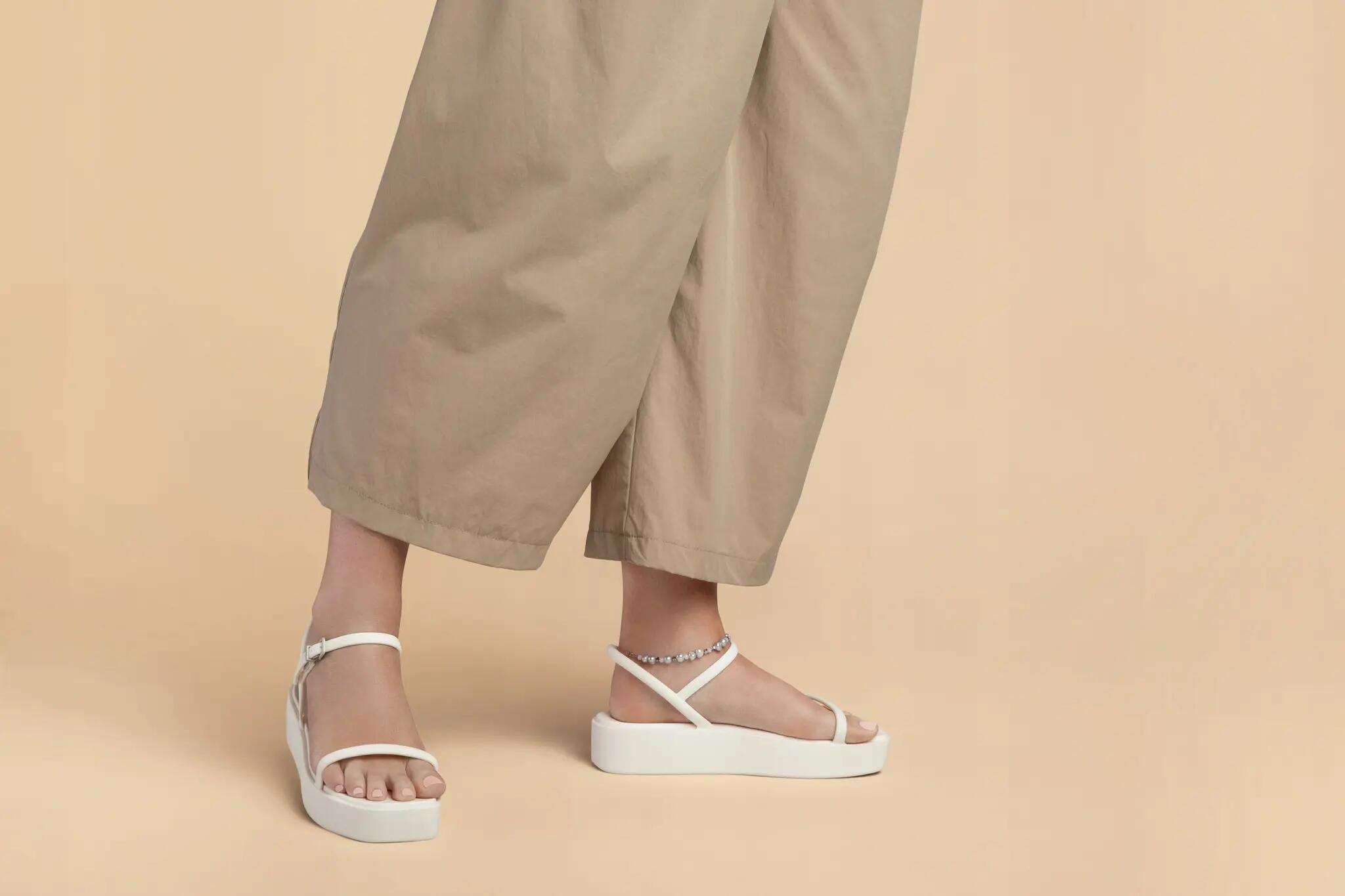 Crocs Damskie Sandały Miami Platform Y-Strap Sandal 8/8