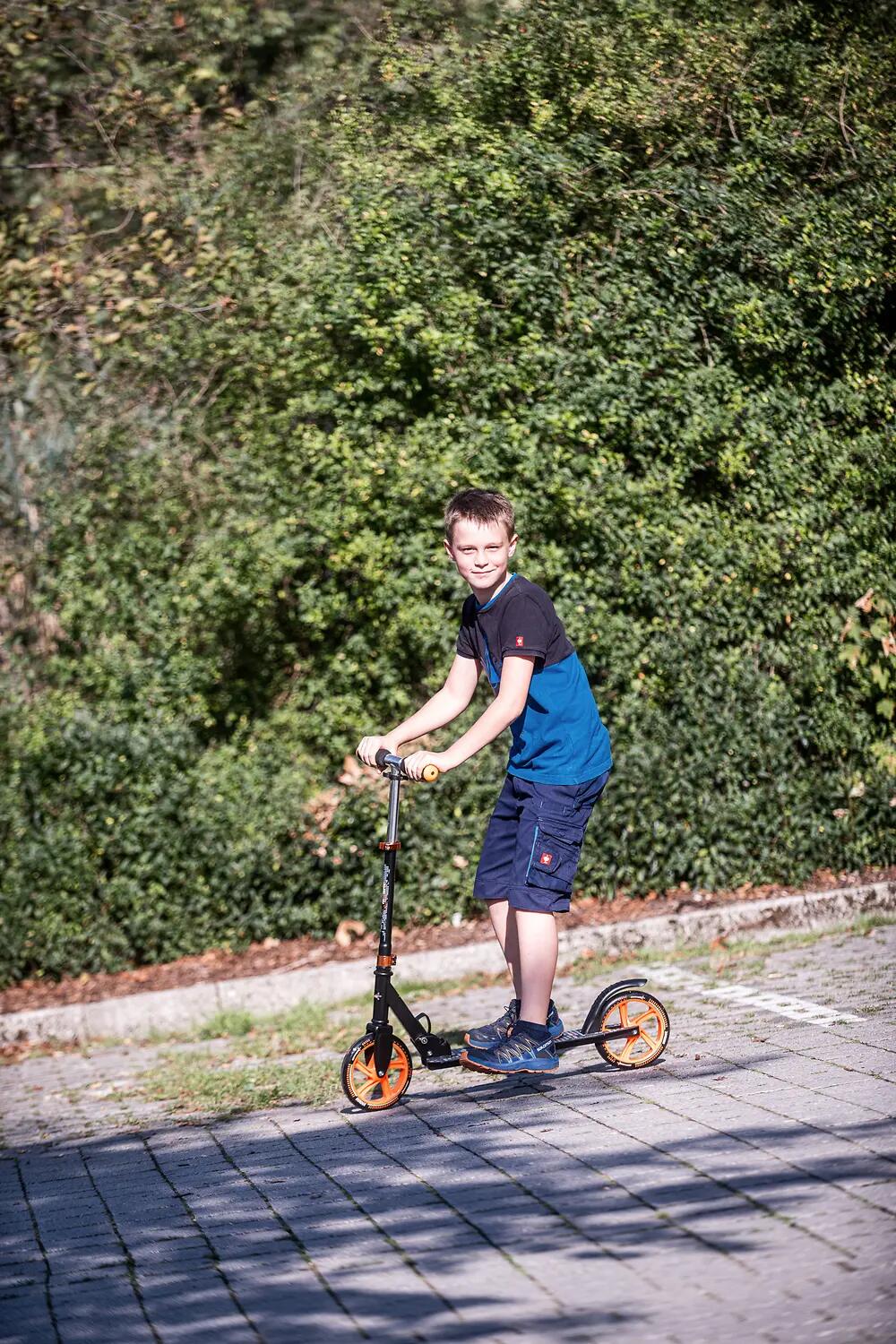 Muuwmi scooter 2 roues pour enfants Frein à pied pliable Noir/Orange 13/14