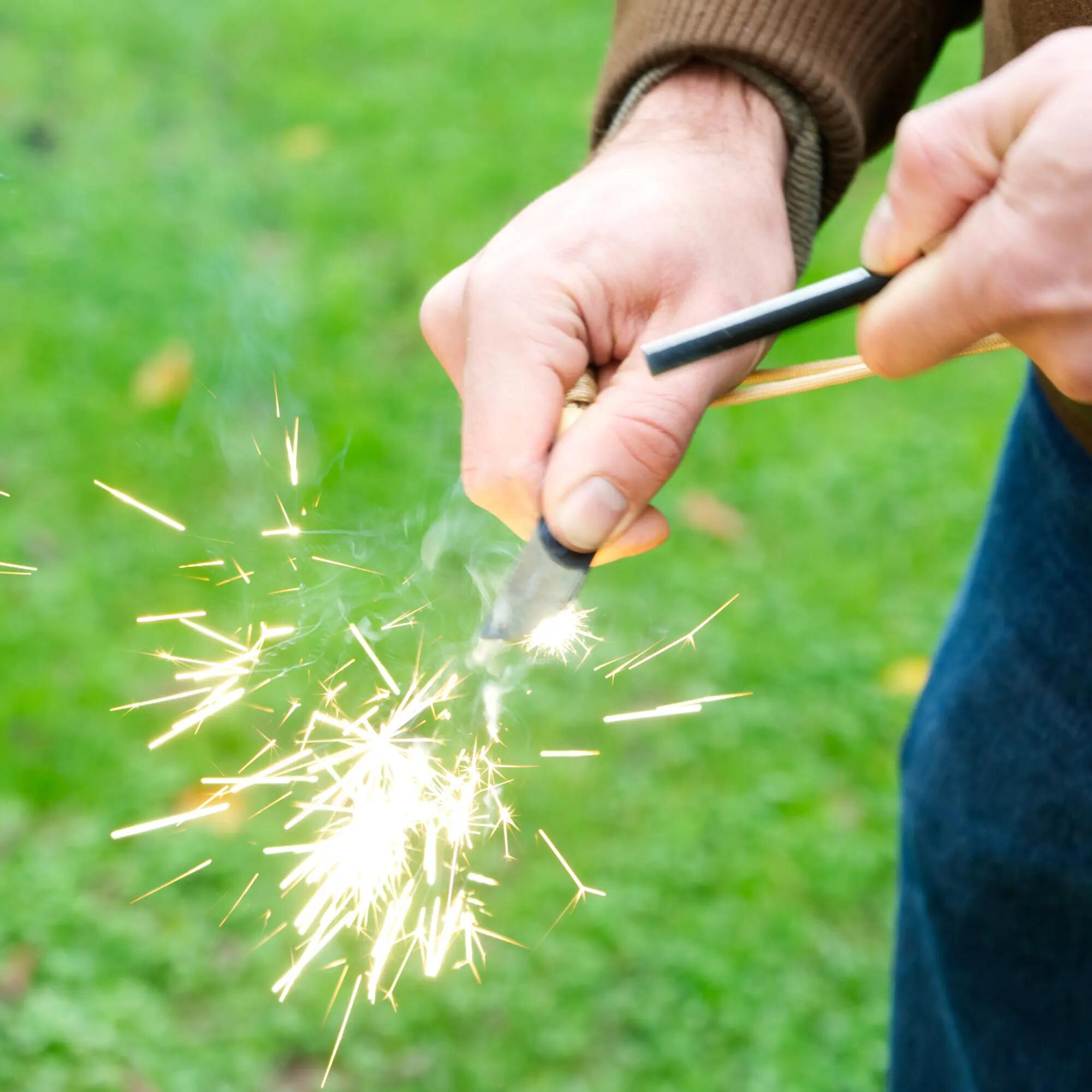 Feuerstahl mit Messer, Notfallausrüstung, Survival Set Feueranzünder für Camping 2/2