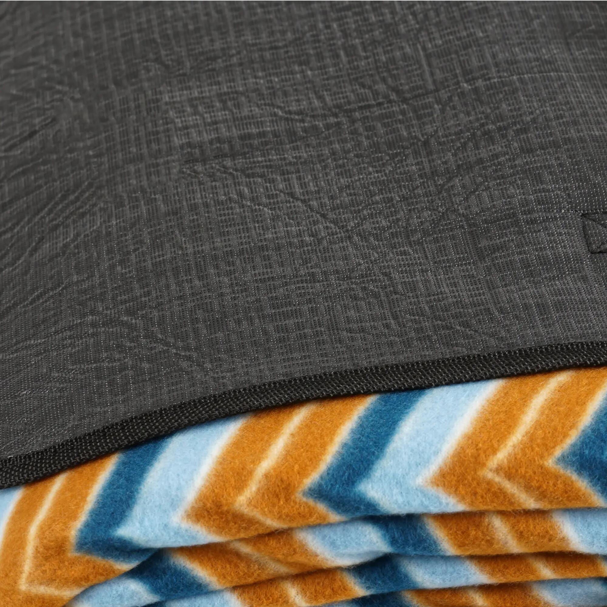 Picknickdecke wasserabweisend 200x200 cm | blau/braun | Muster: Zickzack 3/3
