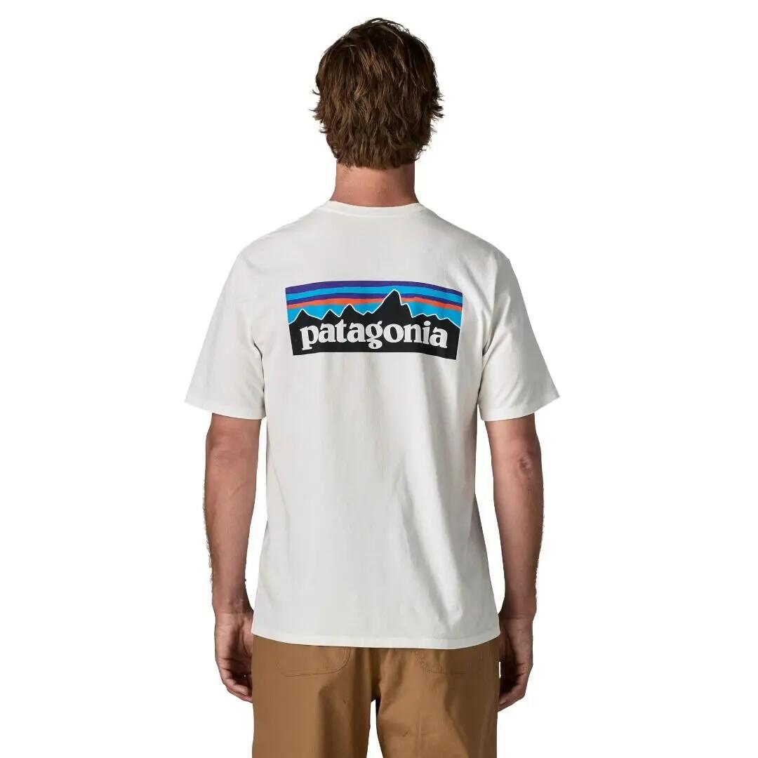 Camiseta Blanca Patagonia P-6 Logo Responsibili-Tee Fiber White con Gráfico Clá 4/5