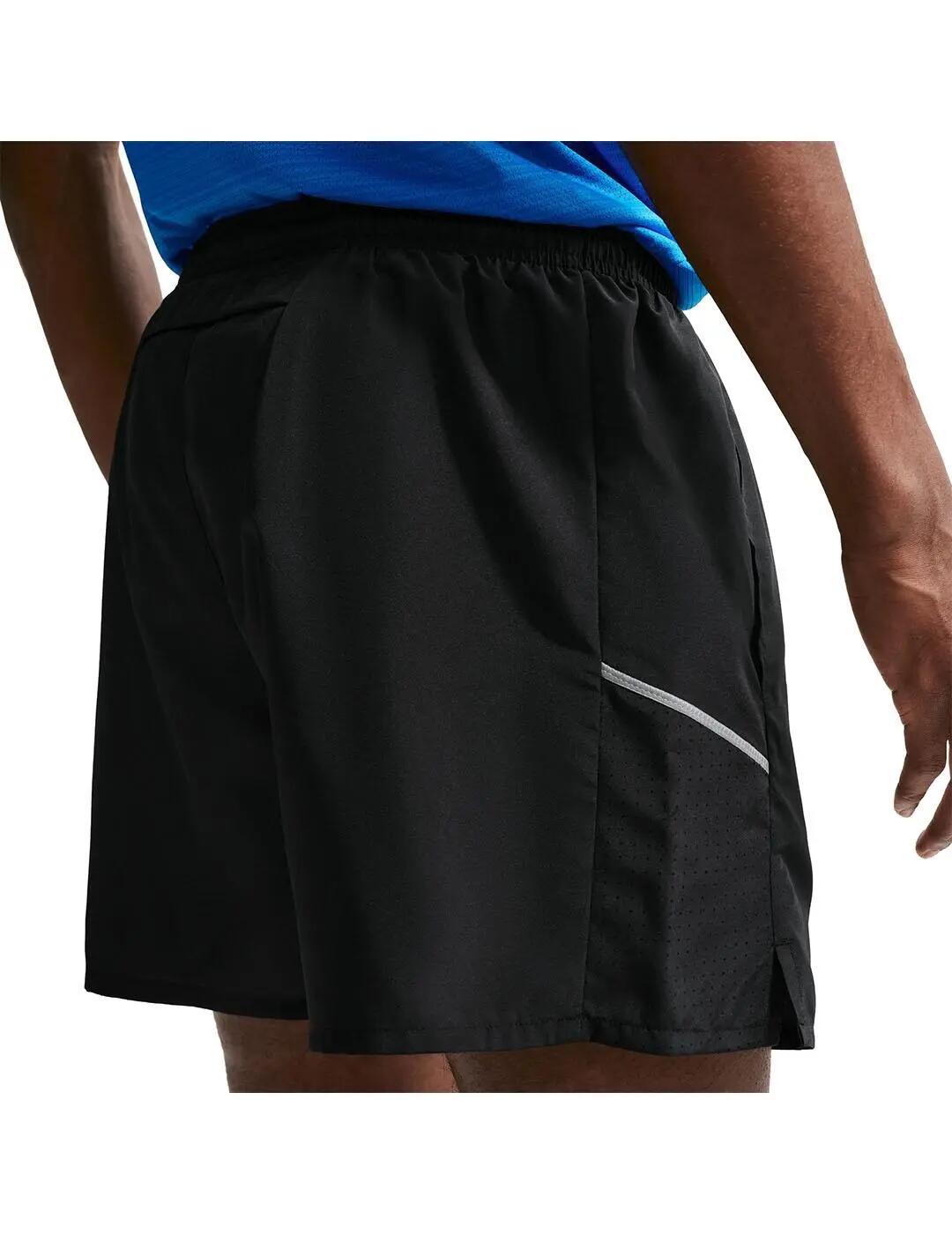 Shorts uomo Nike Miler neri. 4/5