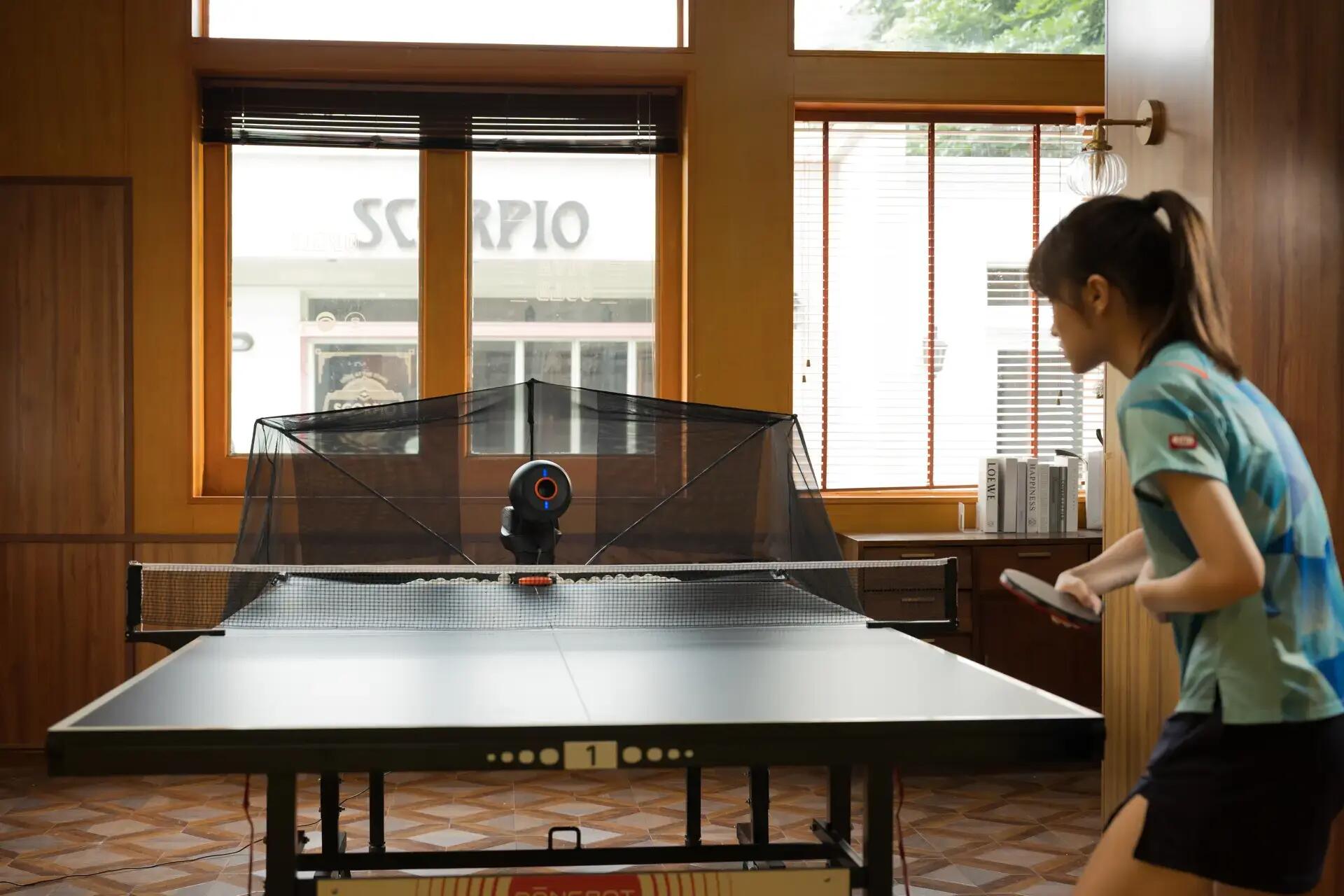 PONGBOT Omni S Pro – intelligenter Tischtennis-Roboter zur Tischmontage 9/10