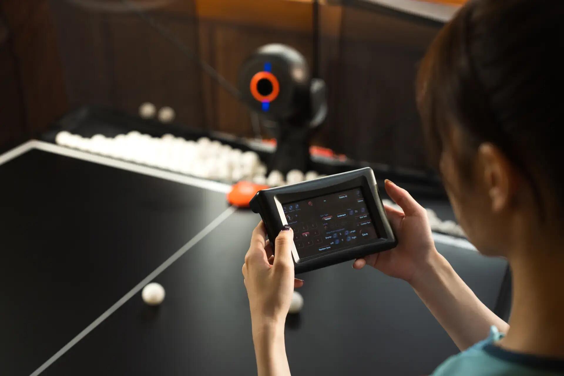 PONGBOT Omni S Pro – intelligenter Tischtennis-Roboter zur Tischmontage 7/10