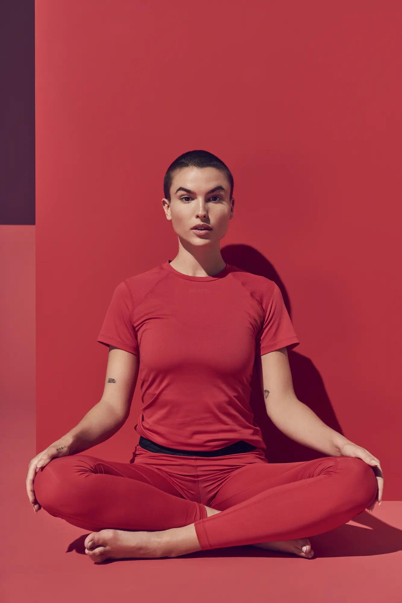 craft ADV Essence SS Slim Tee W – T-shirt slim respirável – Bright Red 3/7